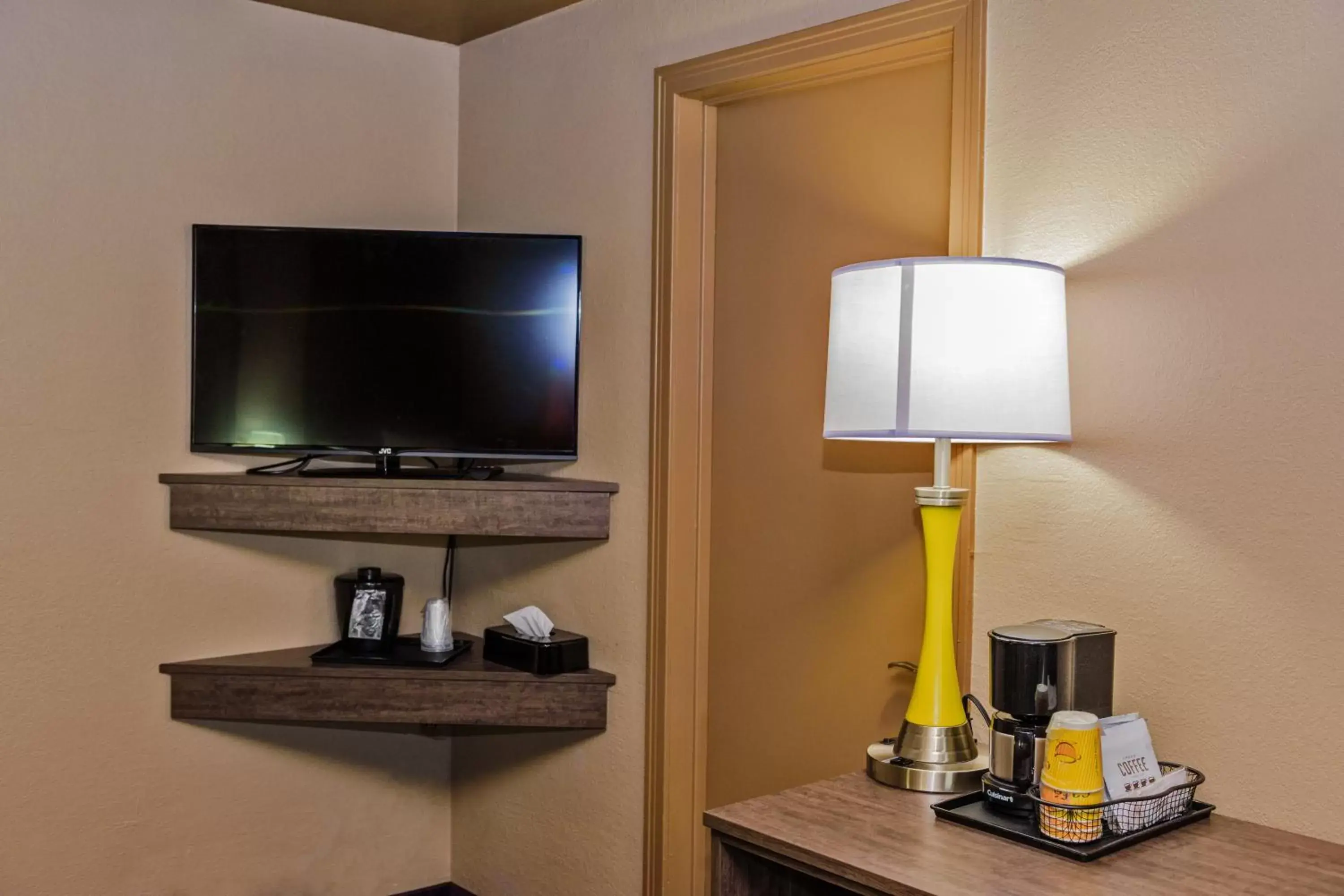 TV and multimedia, TV/Entertainment Center in Aarya Hotel By Niagara Fashion Outlets