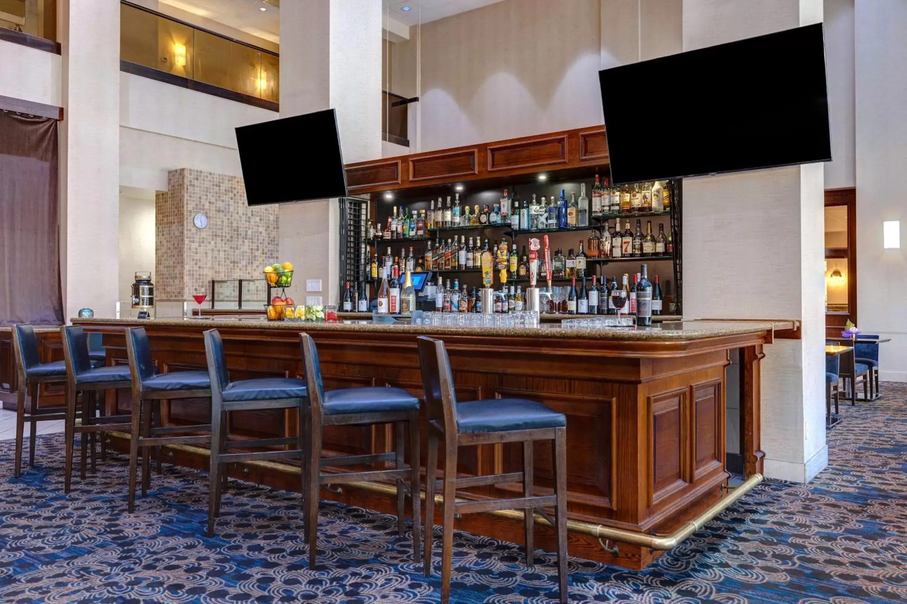 Lounge or bar, Lounge/Bar in Embassy Suites by Hilton Santa Clara Silicon Valley