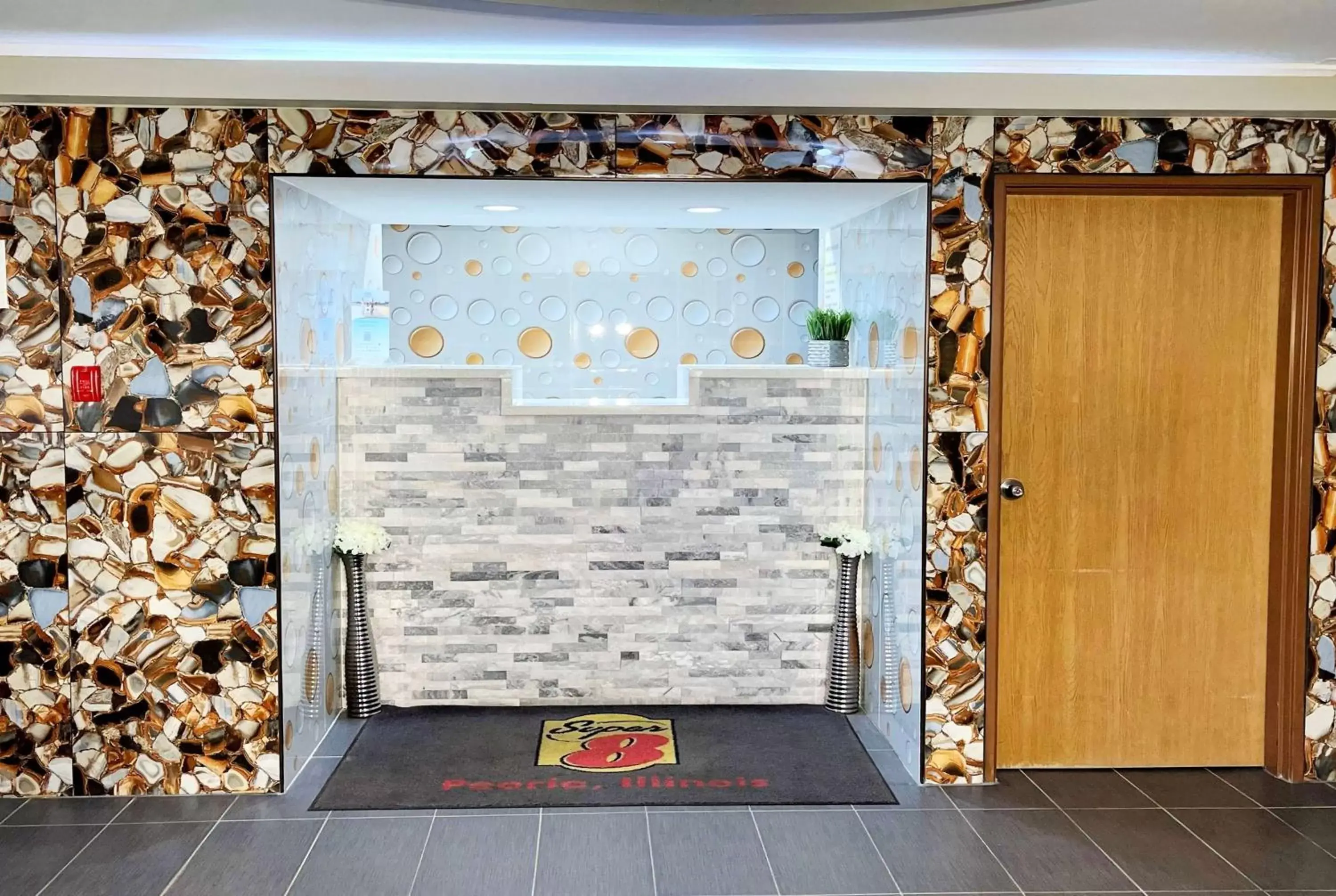 Lobby or reception in Super 8 by Wyndham Peoria Lobby or reception in Super 8 by Wyndham Peoria