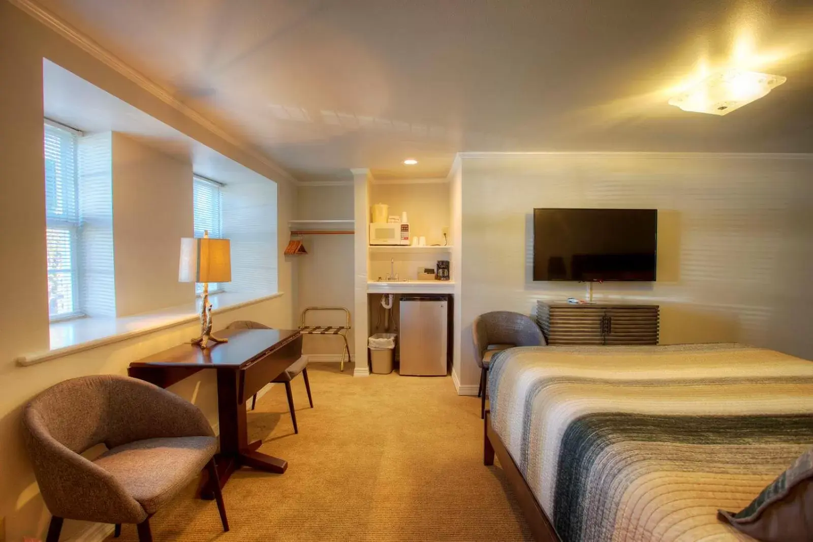 Bed, Seating Area in Soap Lake Natural Spa and Resort