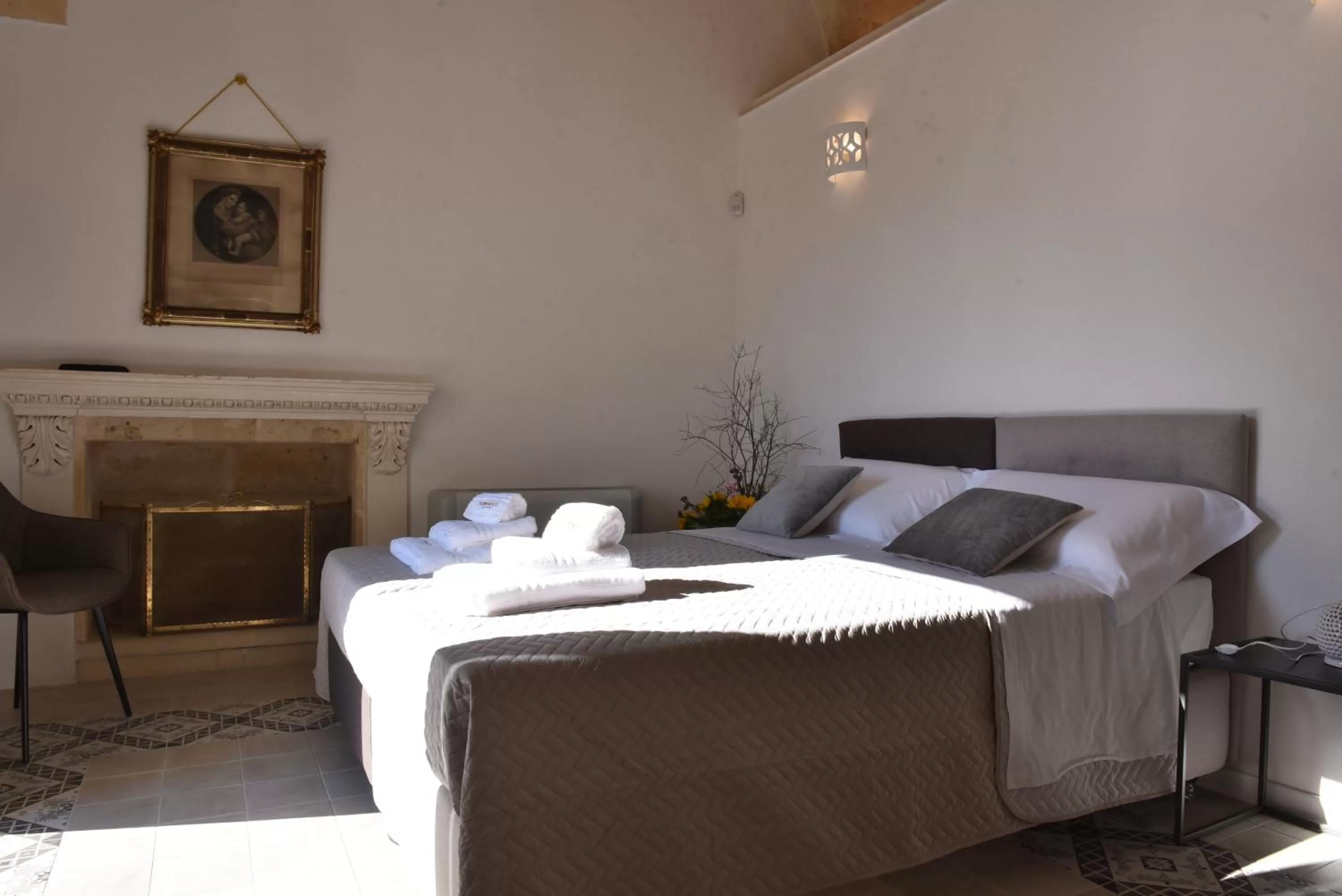 Photo of the whole room, Bed in Tobacco Suite