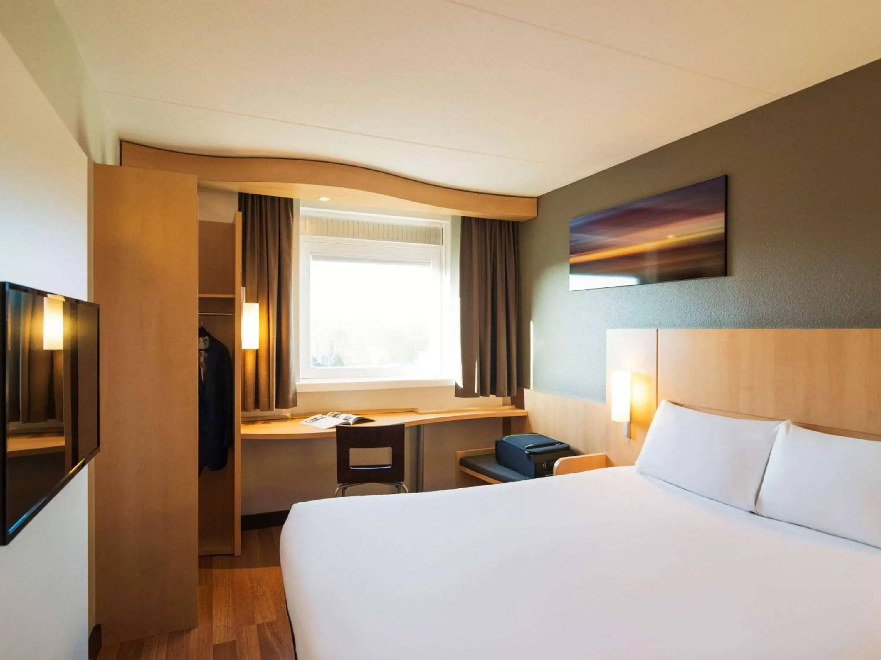 Photo of the whole room, Bed in ibis Utrecht