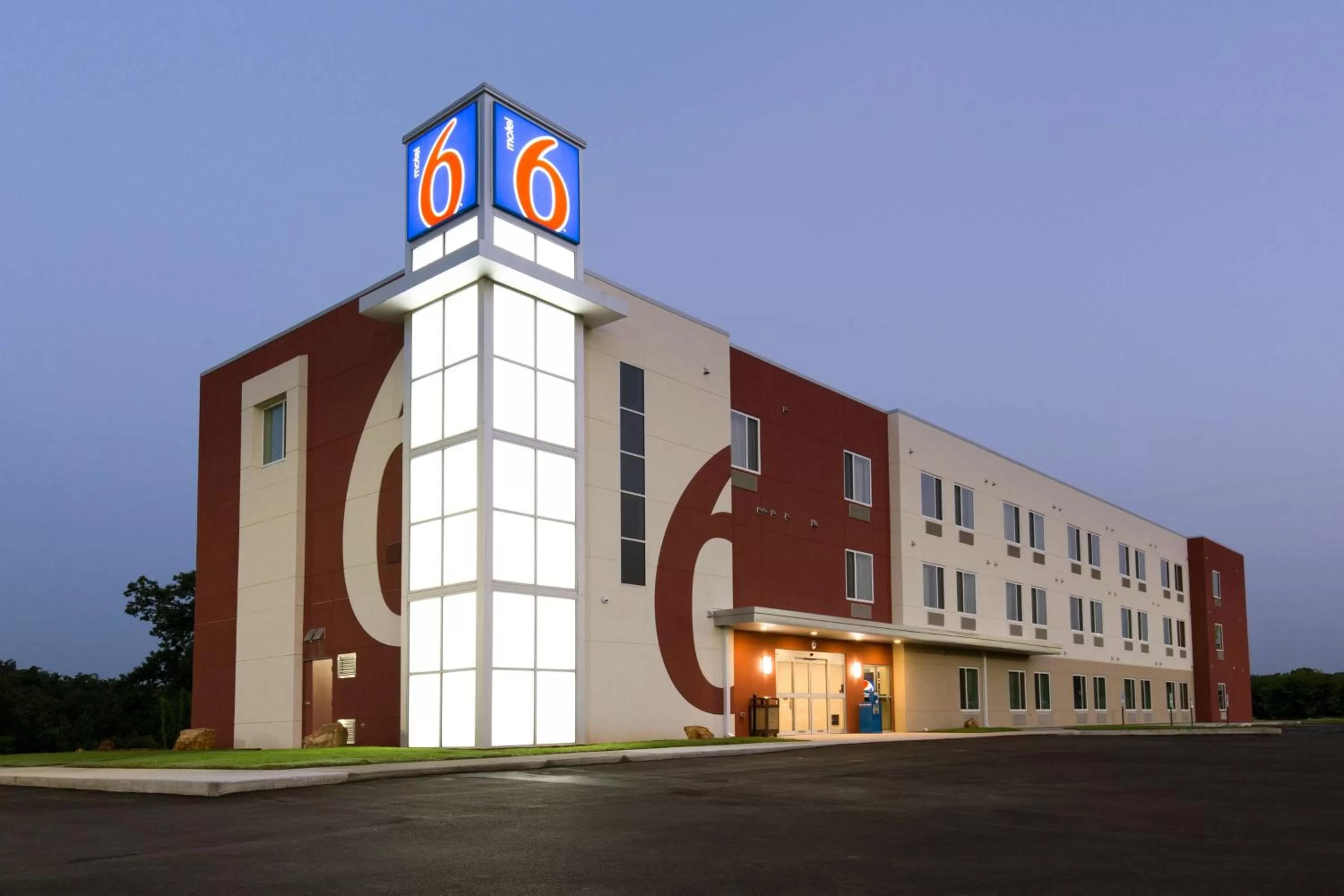 Property building in Motel 6 Poplar Bluff, MO