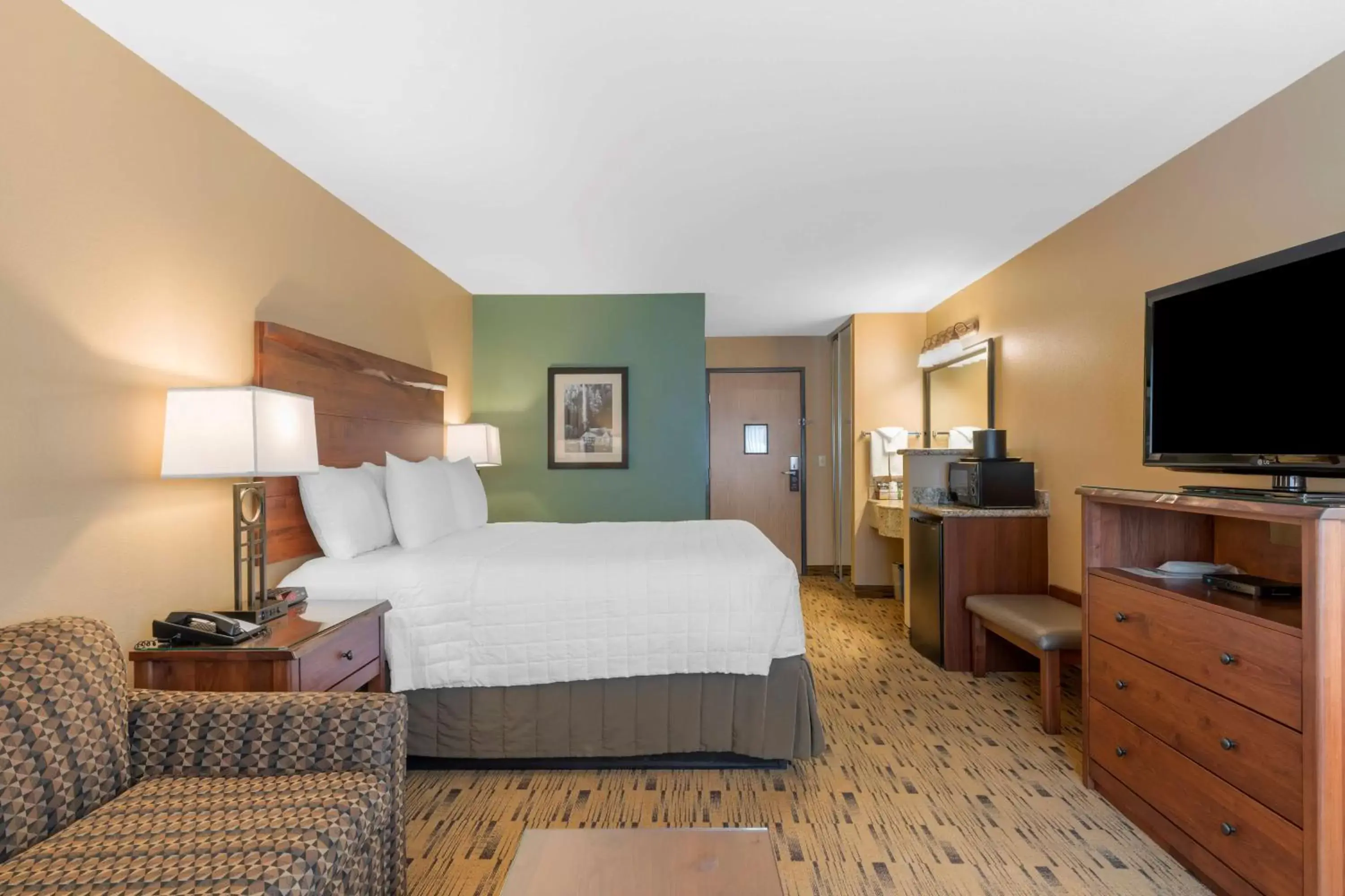 Bedroom, TV/Entertainment Center in Best Western Plus Columbia River Inn