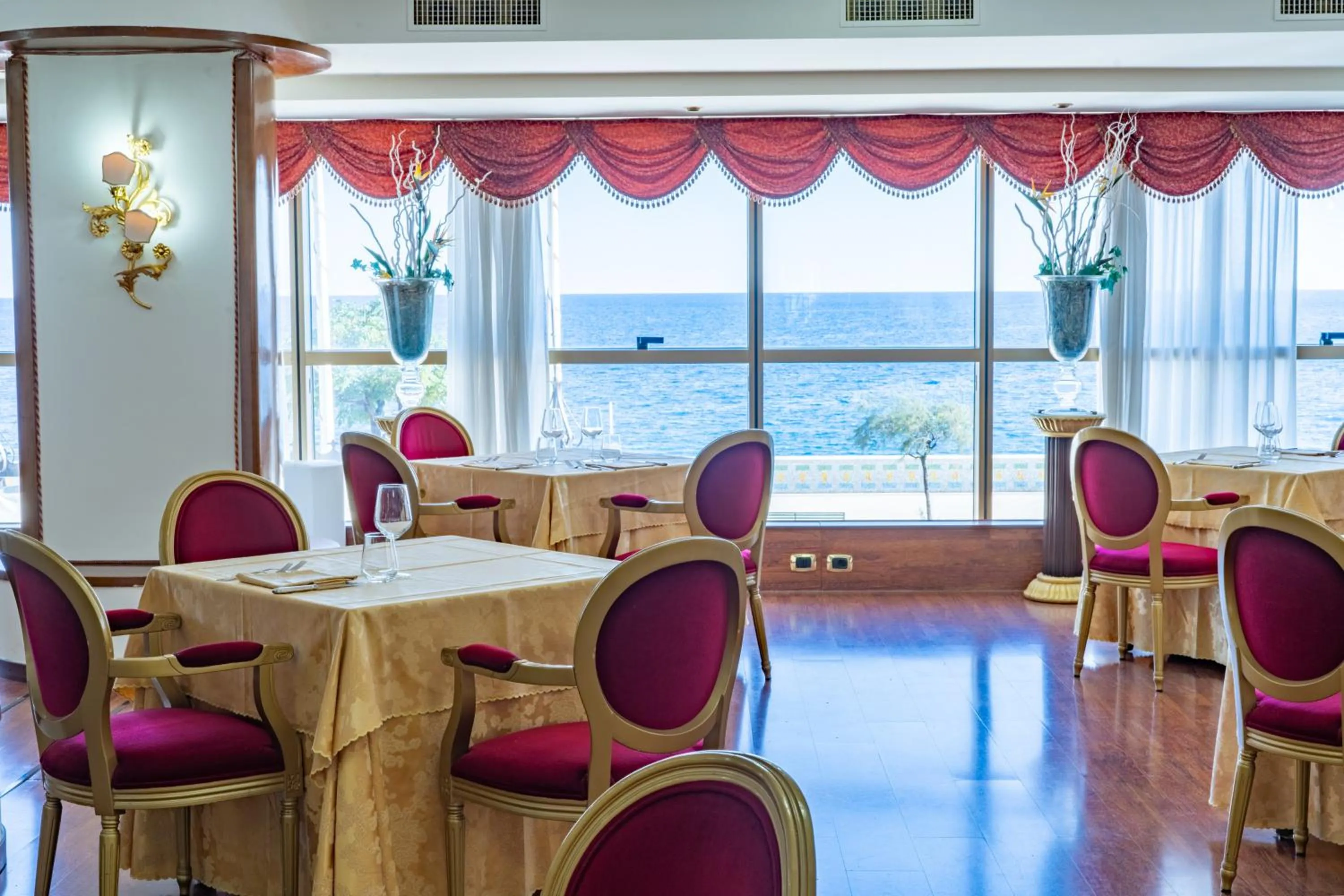 Restaurant/places to eat in Hotel Palace