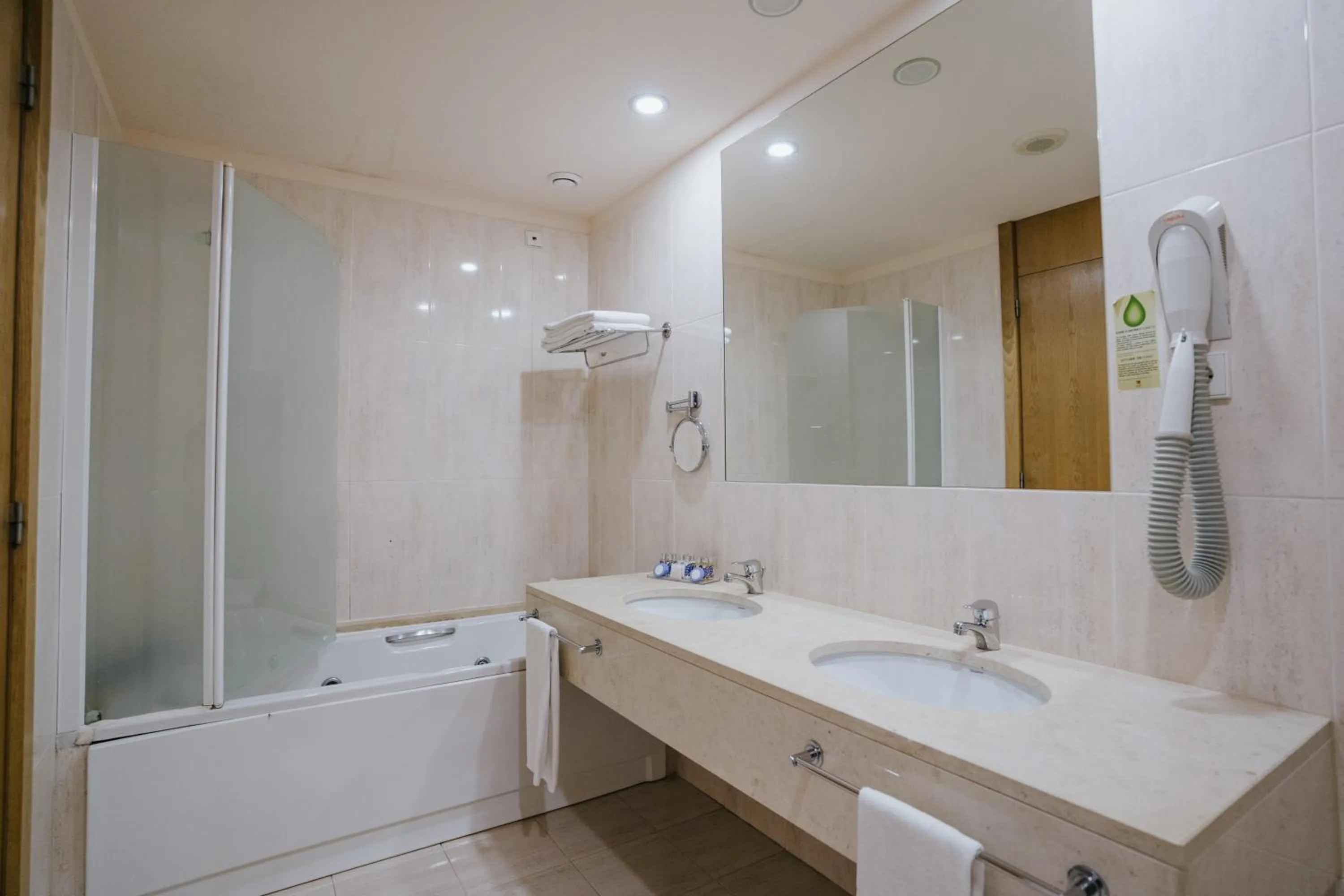 Bathroom in Hotel Premium Porto Maia