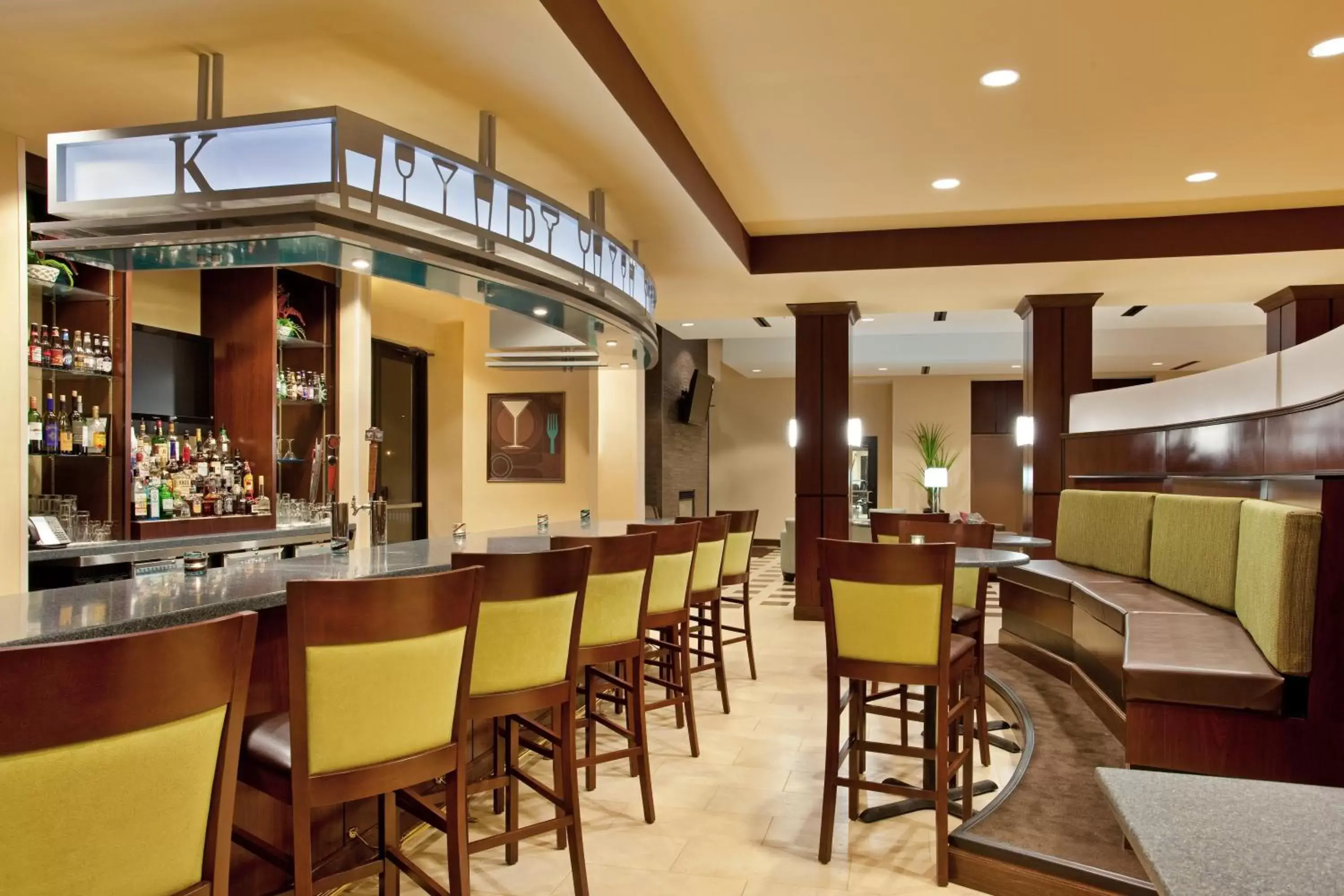 Lounge or bar, Restaurant/Places to Eat in Holiday Inn Saint Louis-Fairview Heights, an IHG Hotel