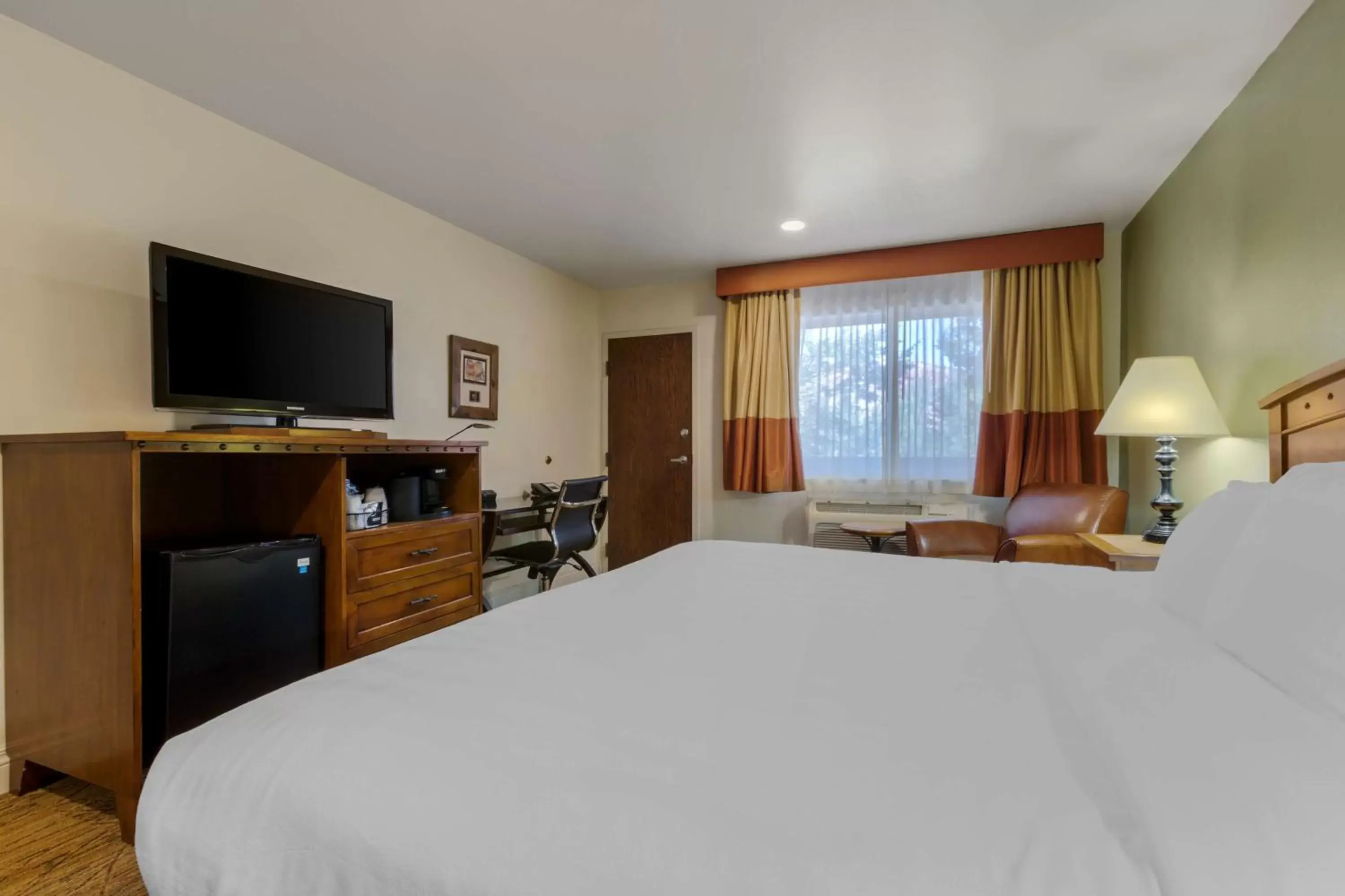 Bedroom, TV/Entertainment Center in Best Western Red Hills