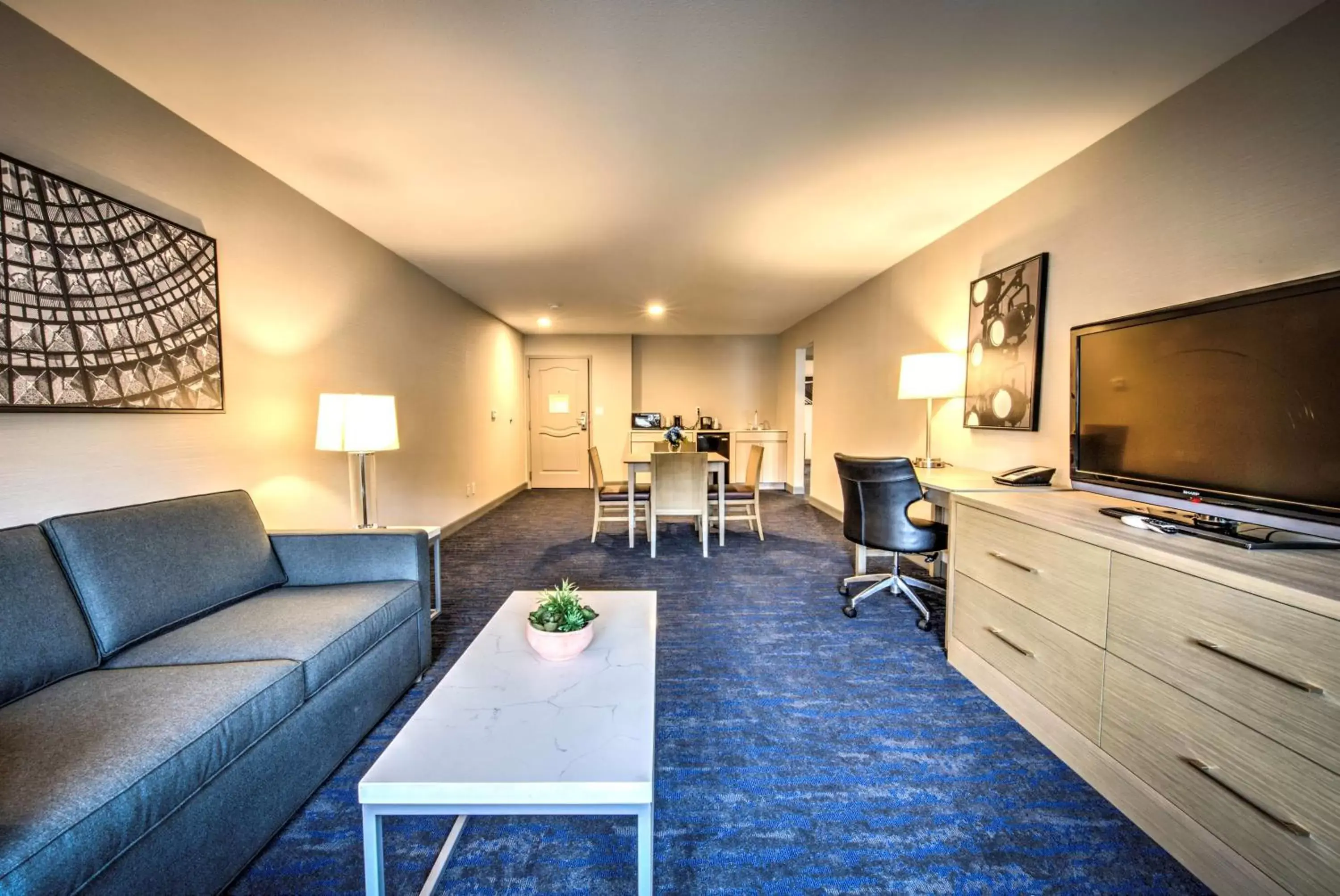 Living room in Best Western Plus Media Center Inn & Suites Living room in Best Western Plus Media Center Inn & Suites