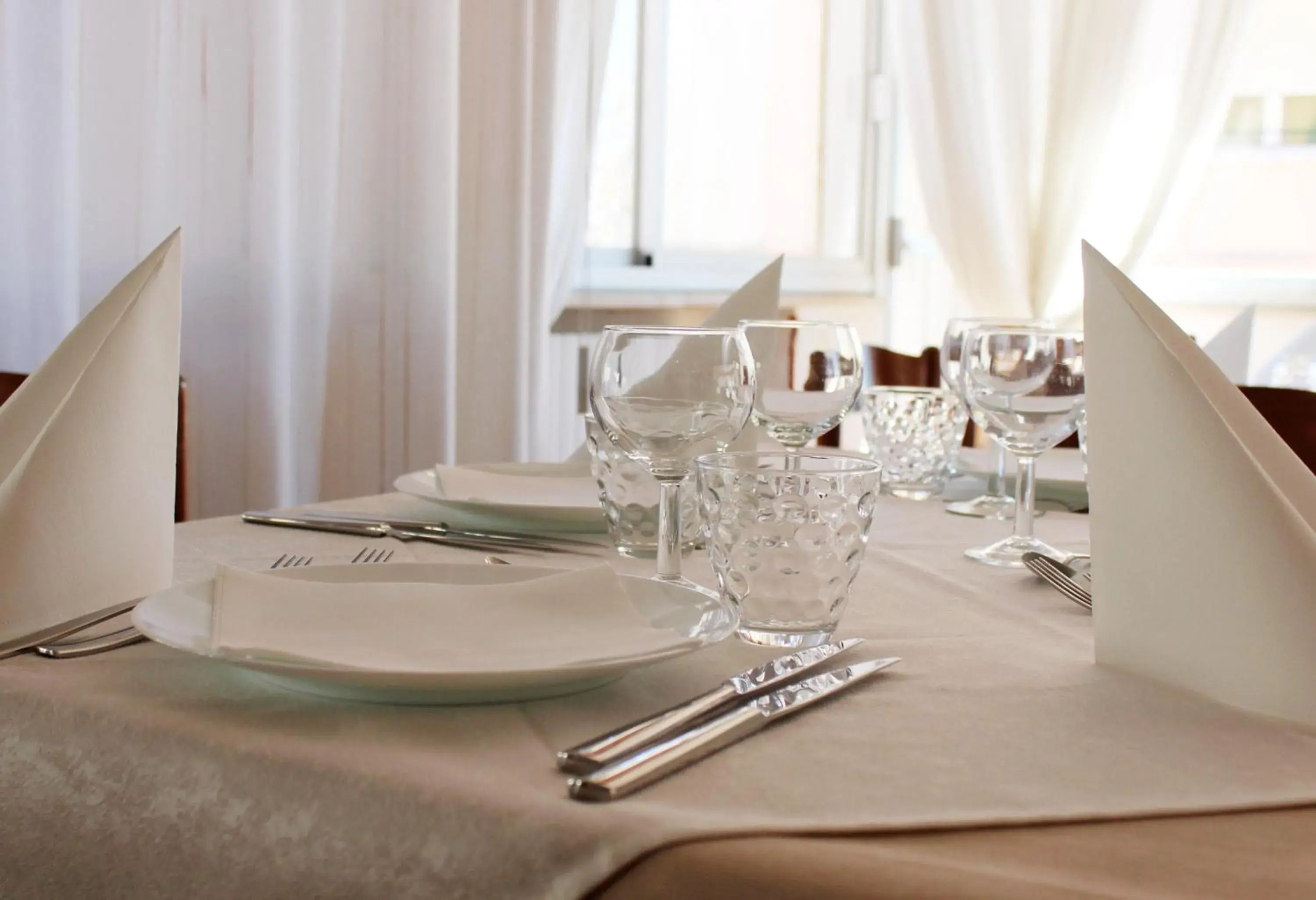 Restaurant/Places to Eat in Hotel Caesar