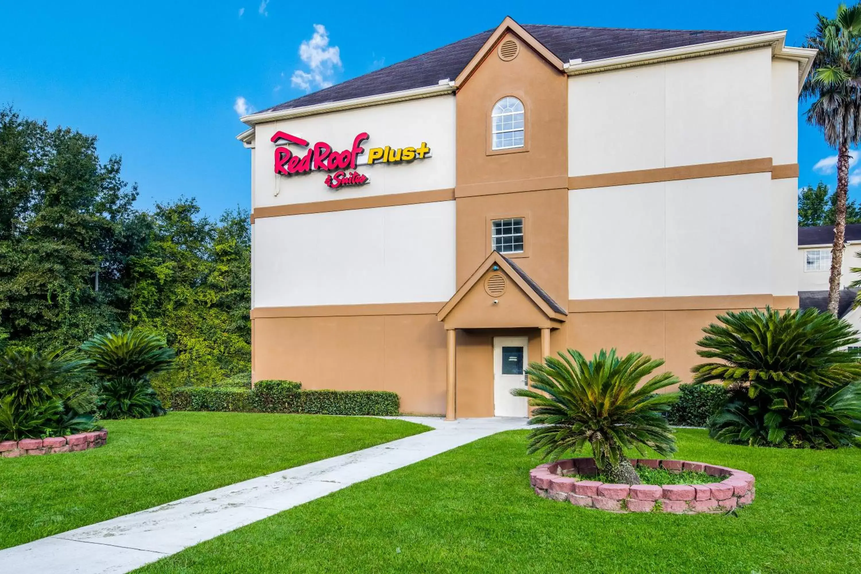 Property building in Red Roof Inn PLUS+ & Suites Savannah – I-95 Property building in Red Roof Inn PLUS+ & Suites Savannah – I-95