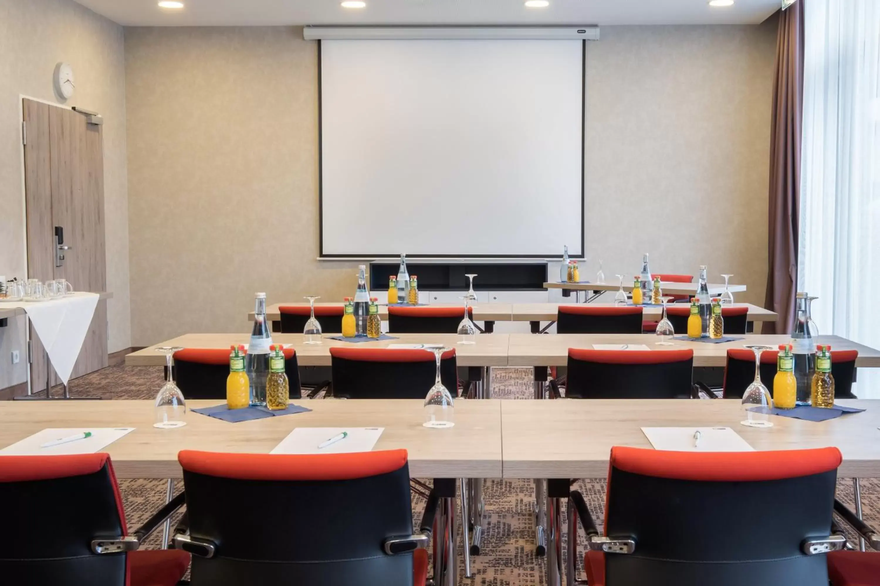 Meeting/conference room, Business Area/Conference Room in Holiday Inn Express Friedrichshafen, an IHG Hotel