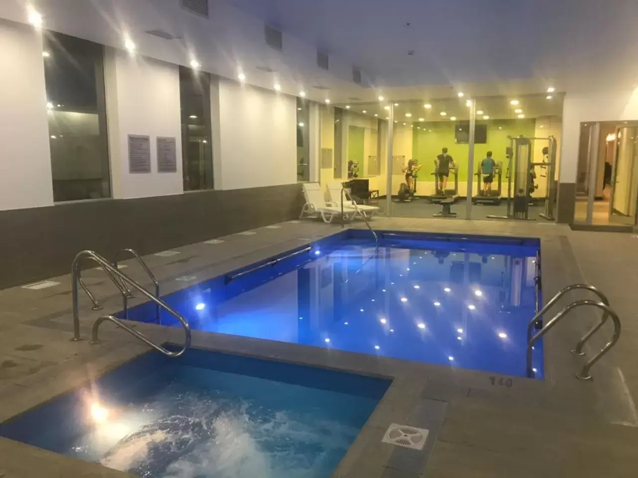 Hot Tub, Swimming Pool in La Quinta by Wyndham Santiago Aeropuerto
