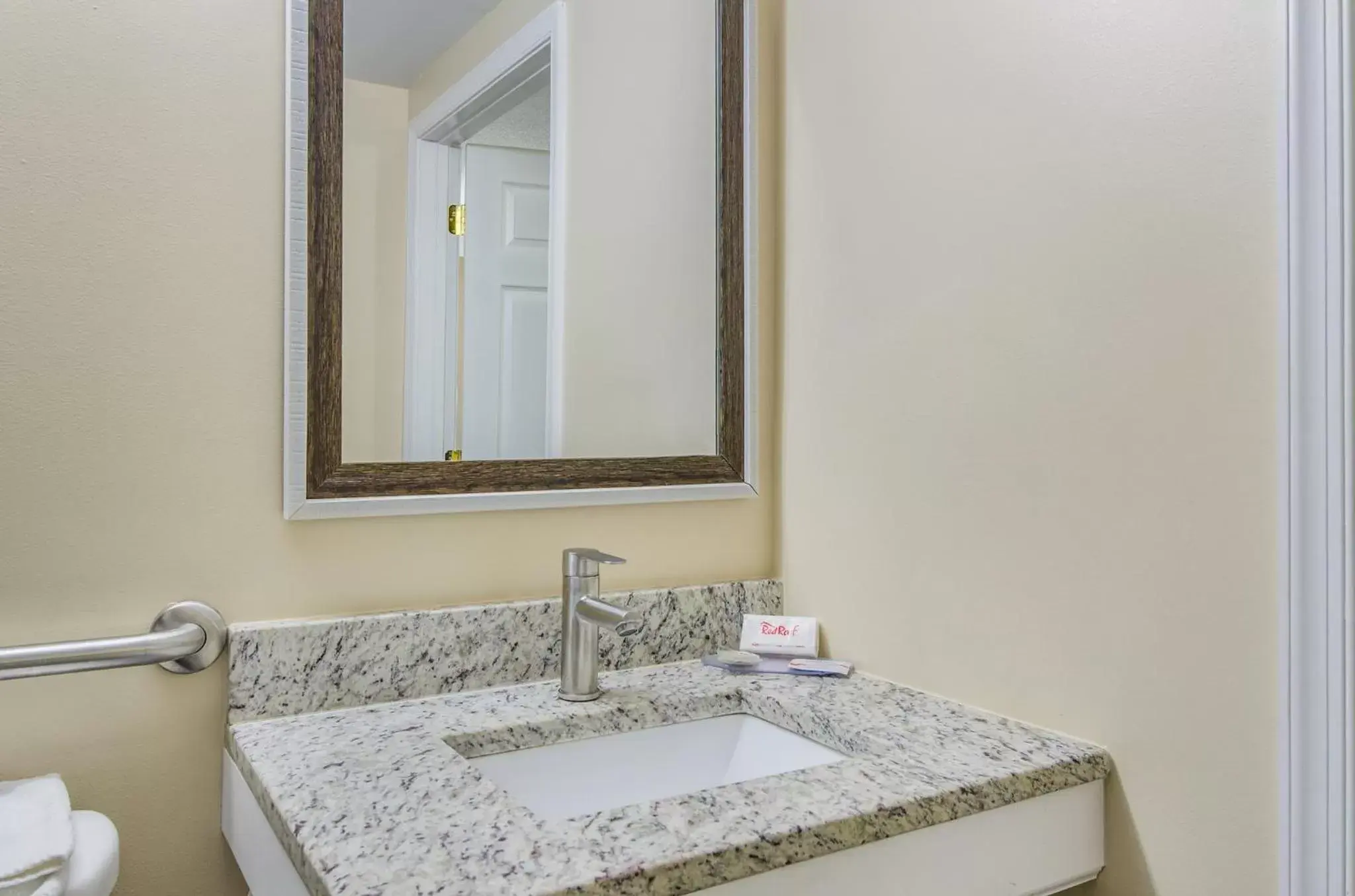 Bathroom in Red Roof Inn Madison Heights, VA