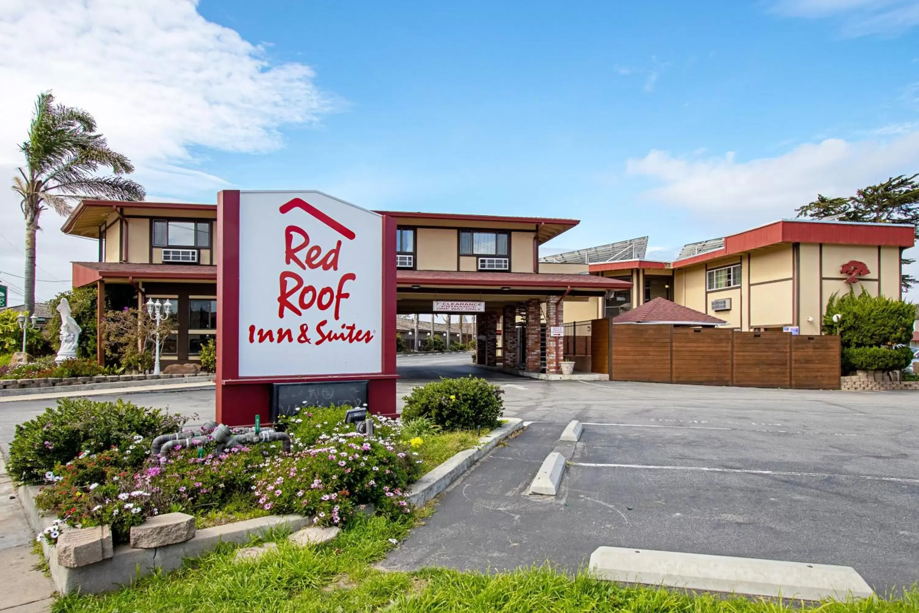 Property building in Red Roof Inn & Suites Monterey Property building in Red Roof Inn & Suites Monterey