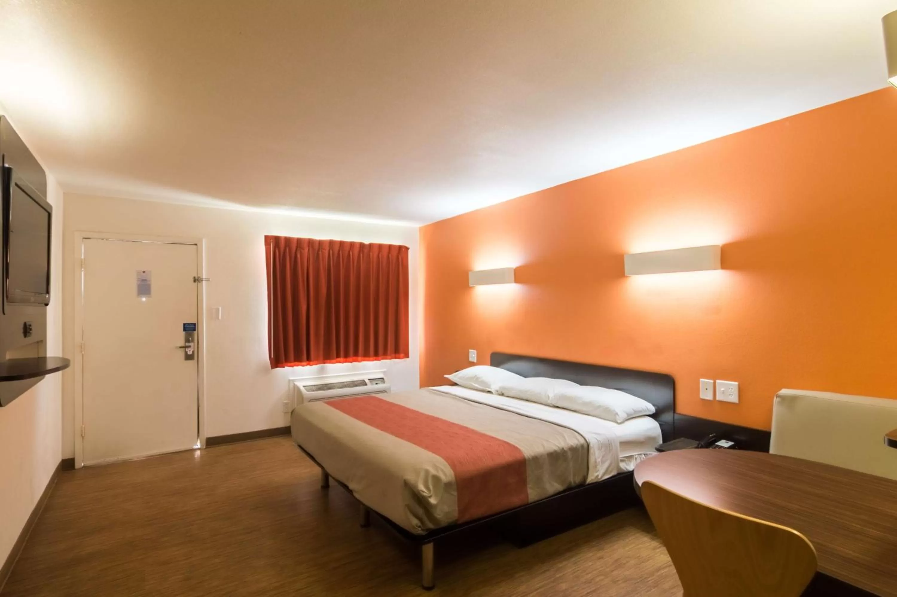 TV and multimedia, Bed in Motel 6-Wichita Falls, TX - North