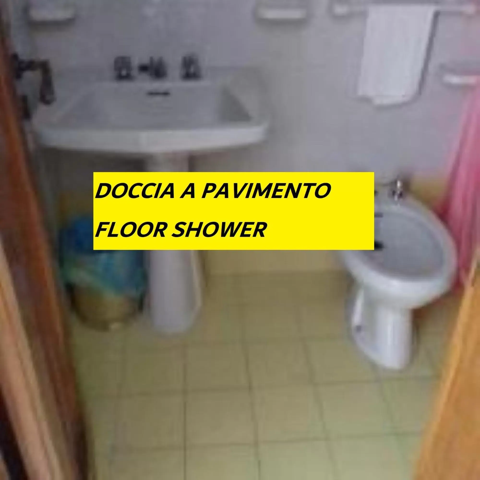 Shower, Bathroom in Villa Thomas BB