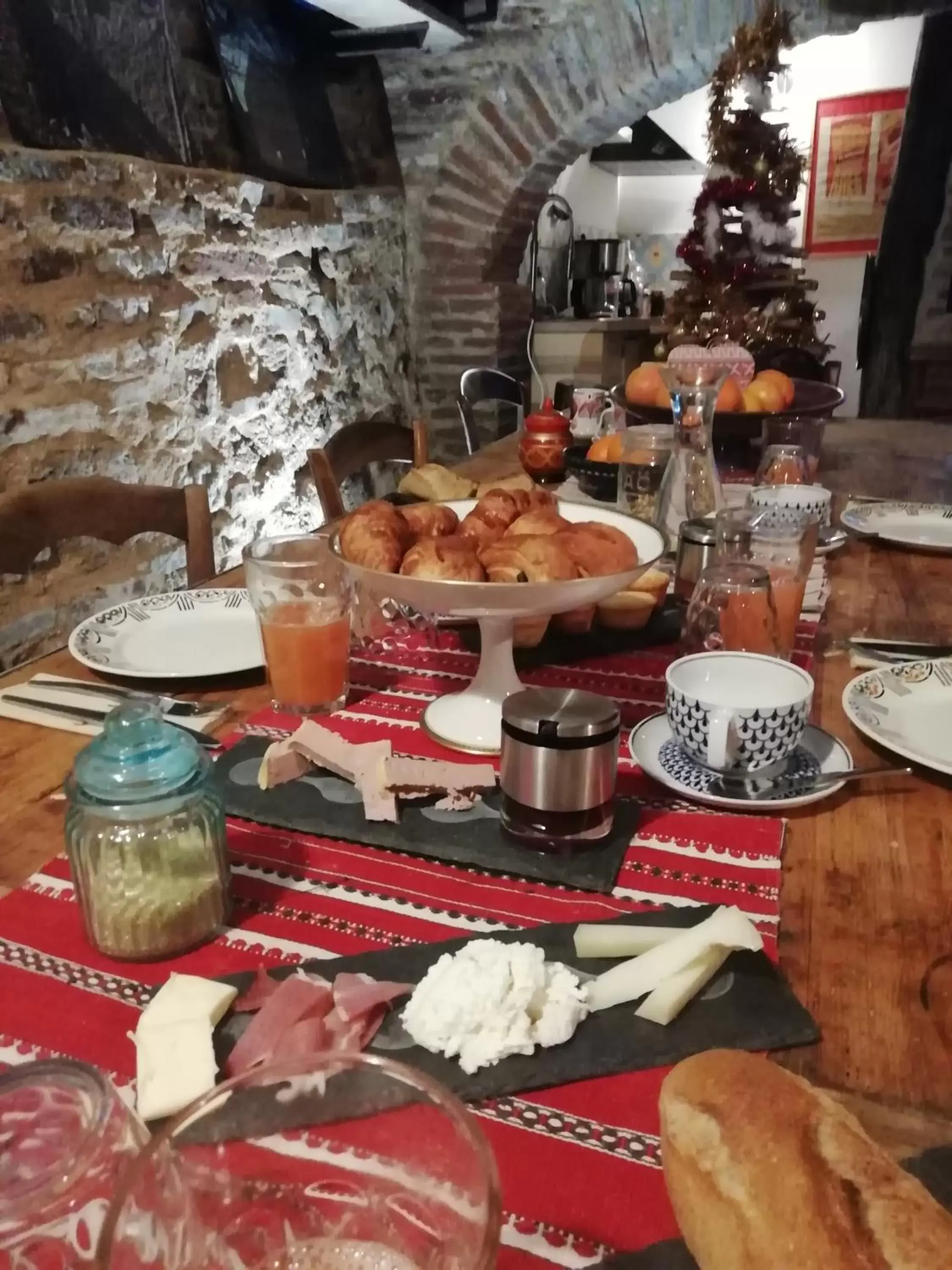 Continental breakfast in La lauze et l'anguille