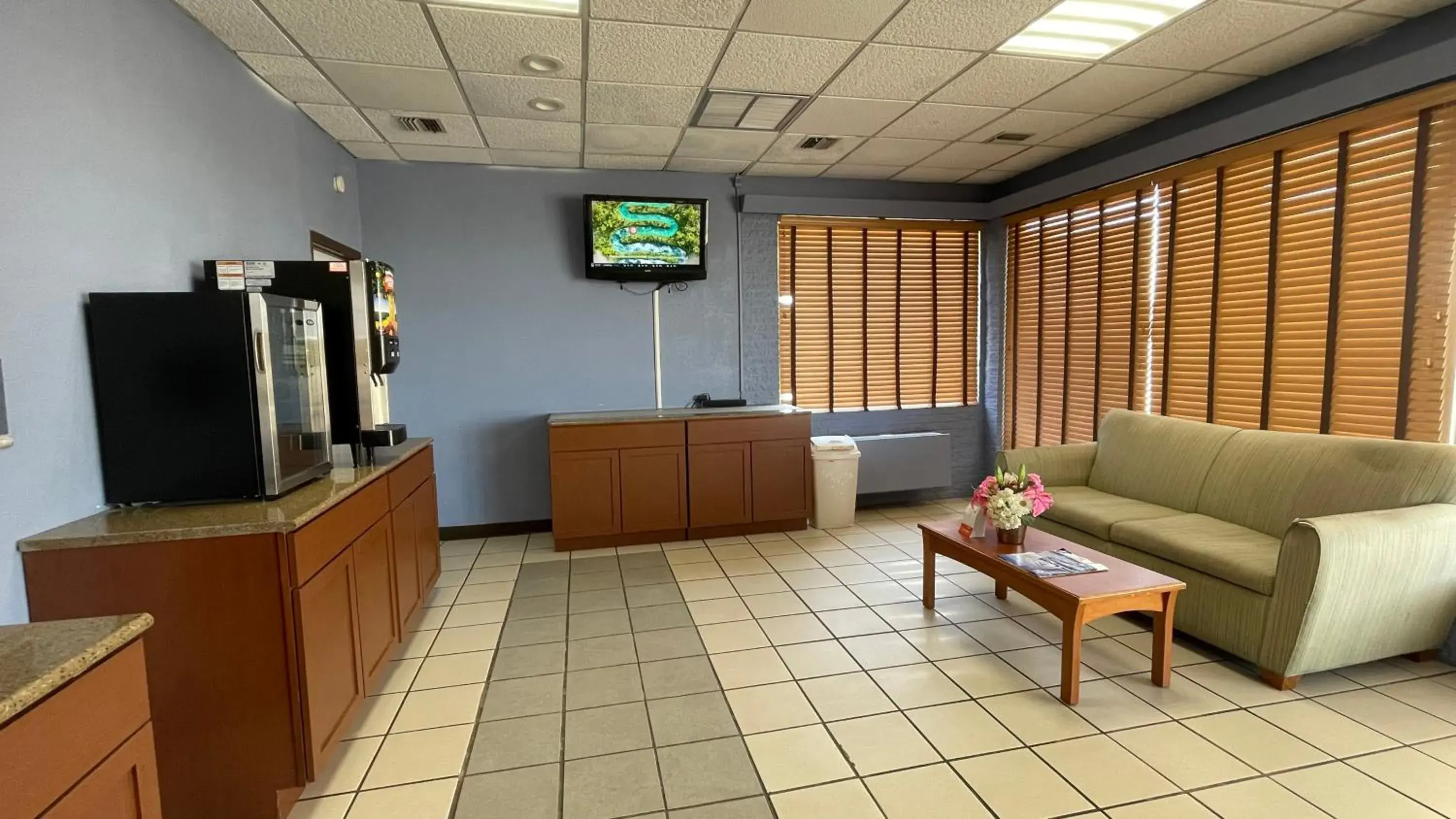 Breakfast, TV/Entertainment Center in Days Inn by Wyndham Salina South