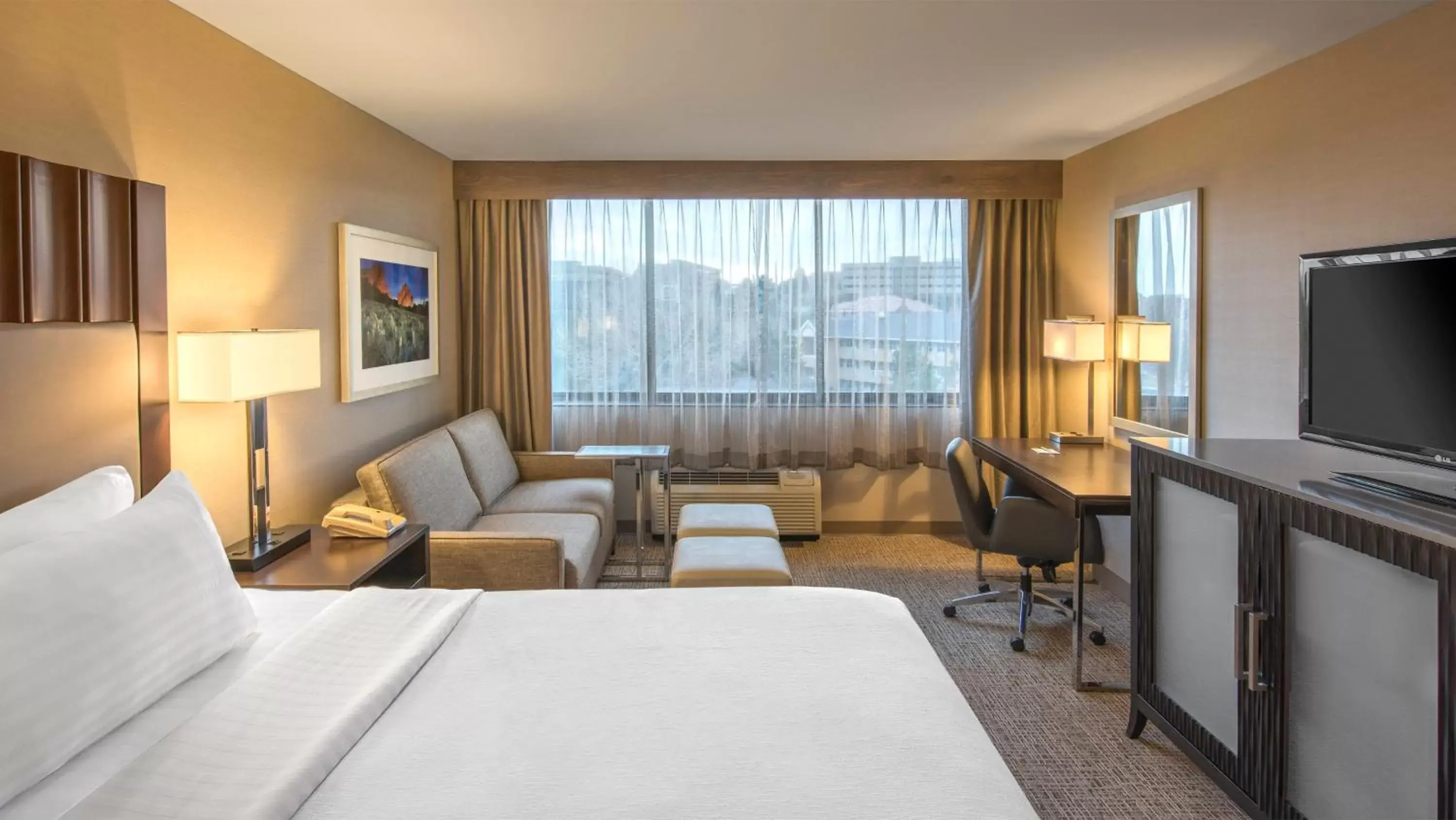 Photo of the whole room, Seating Area in Holiday Inn Denver Lakewood, an IHG Hotel