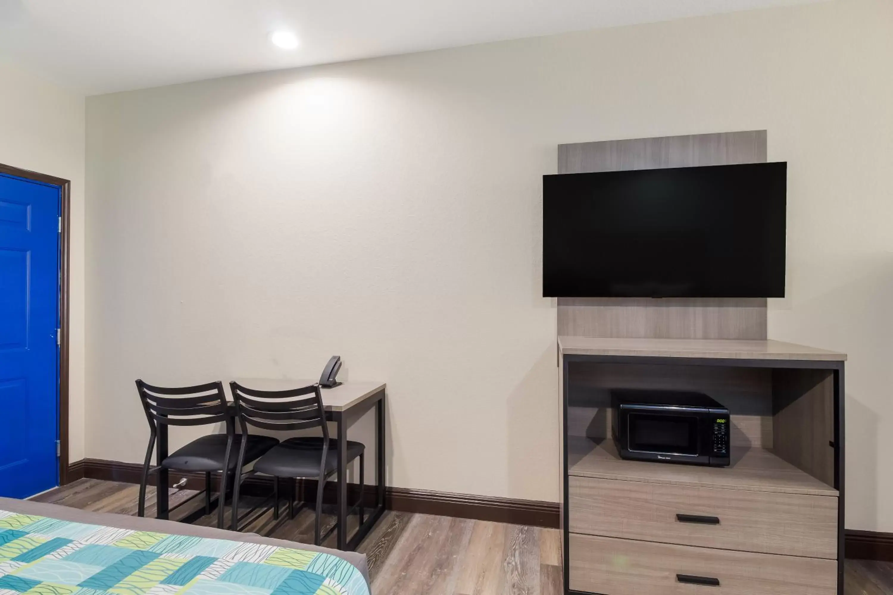 TV and multimedia, Bed in Scottish Inns & Suites Hitchcock-Santa Fe TV and multimedia, Bed in Scottish Inns & Suites Hitchcock-Santa Fe