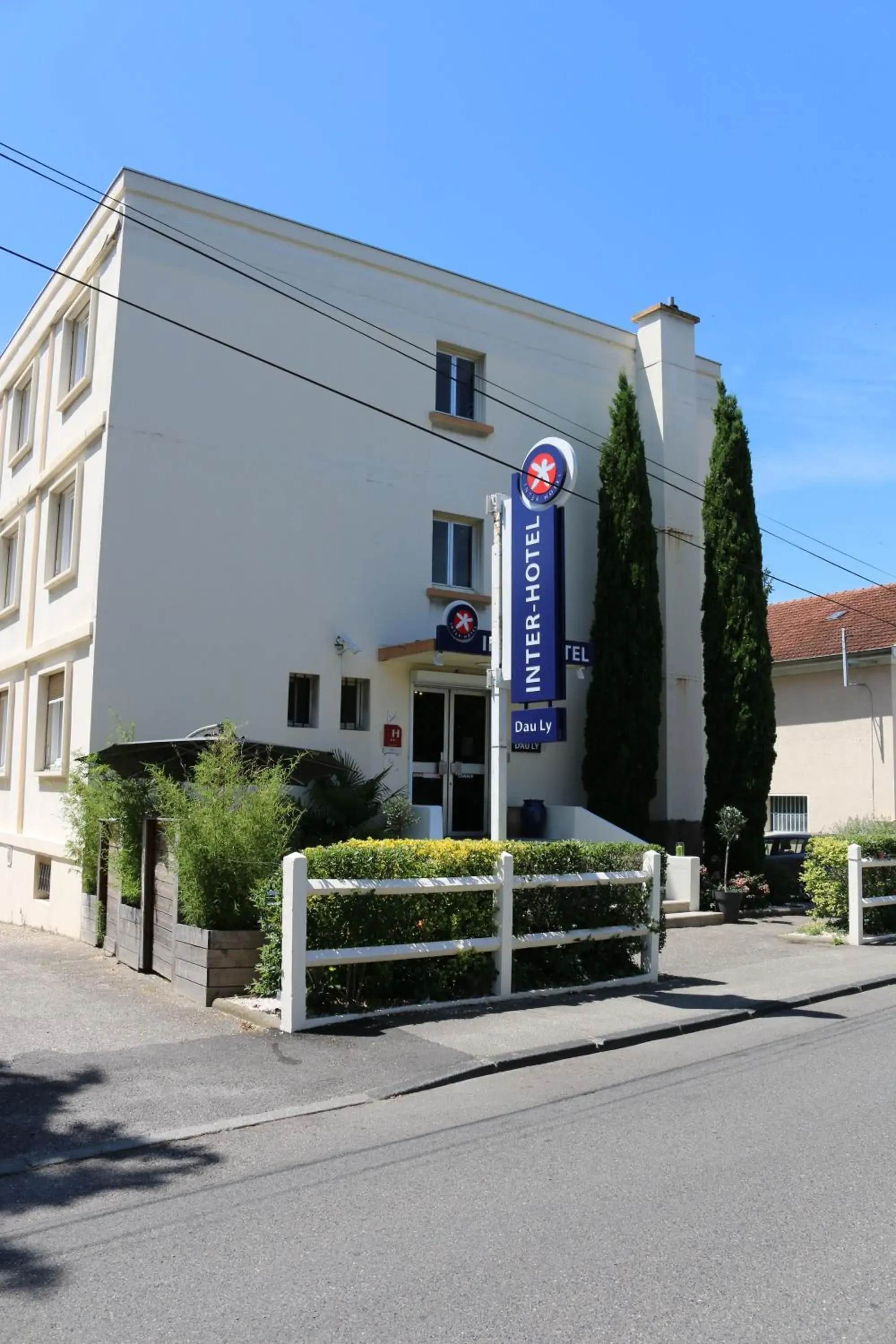 Facade/entrance in The Originals City, Hôtel Dau Ly, Lyon Est Facade/entrance in The Originals City, Hôtel Dau Ly, Lyon Est