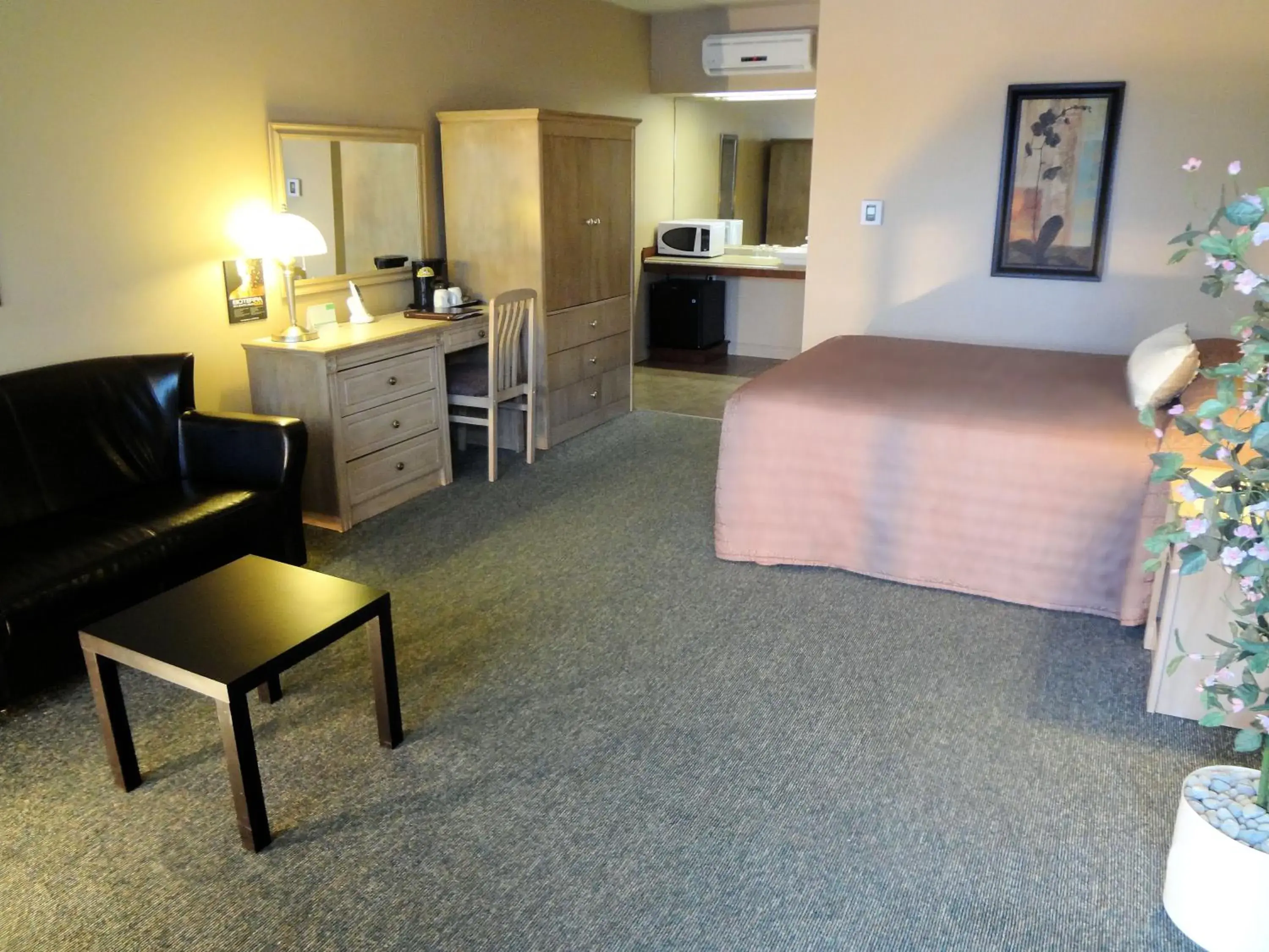 Bed, Seating Area in Hotel-Motel Drummond