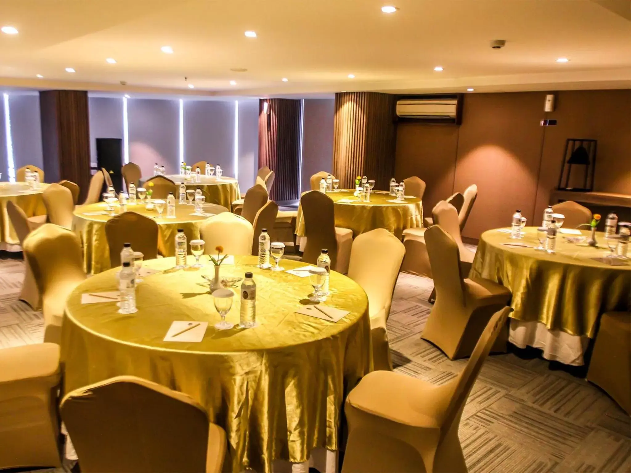 Meeting/conference room, Restaurant/Places to Eat in The Nest Hotel Nusa Dua