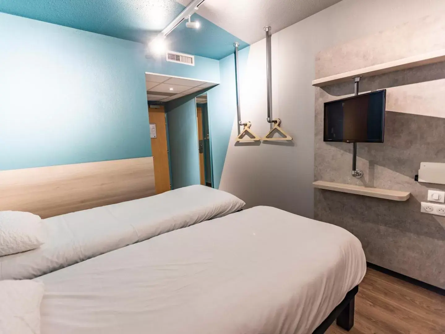 Bedroom, Bed in ibis Budget Millau Viaduc