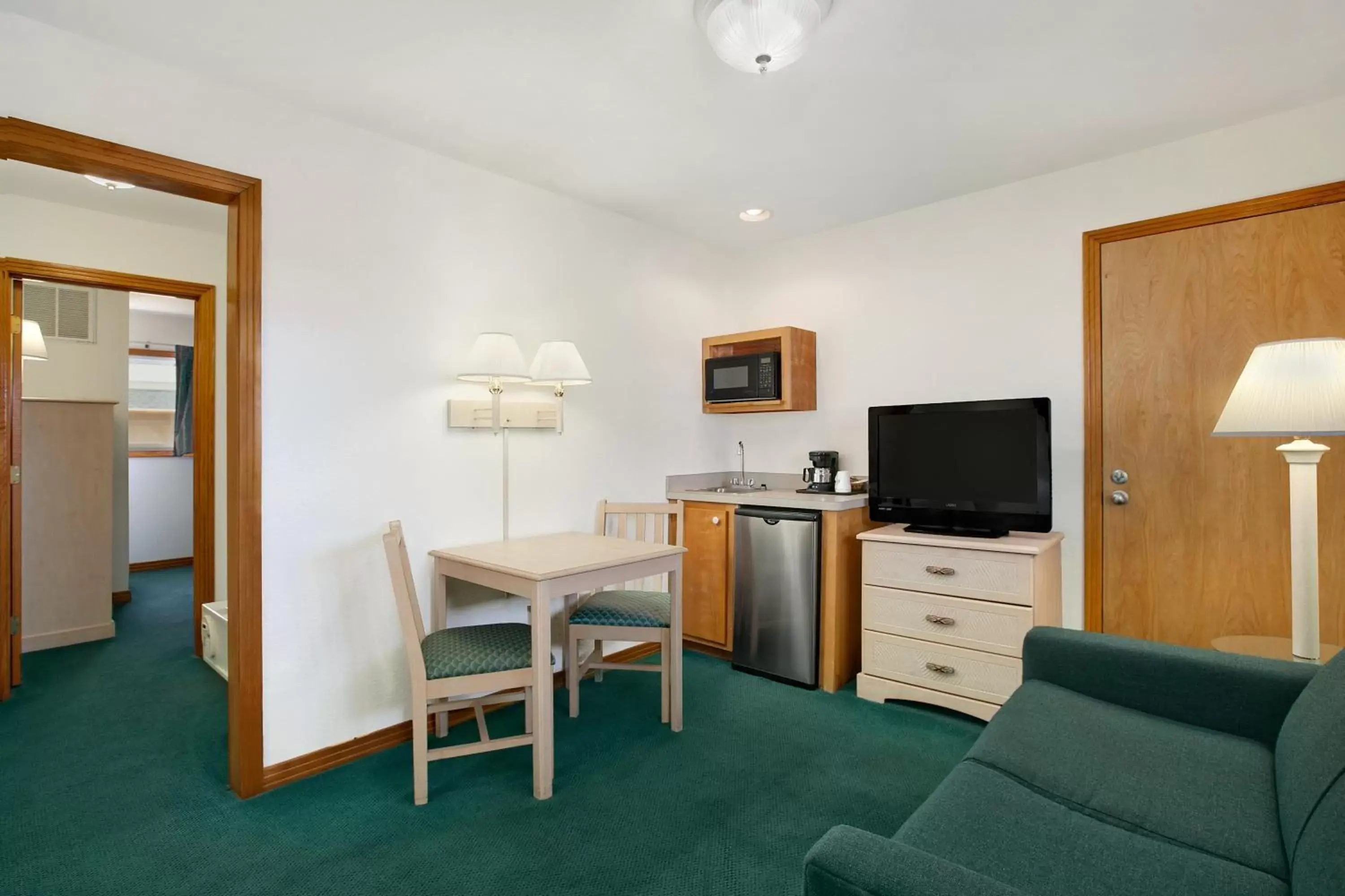 Seating area, TV/Entertainment Center in Mariner Inn And Suites