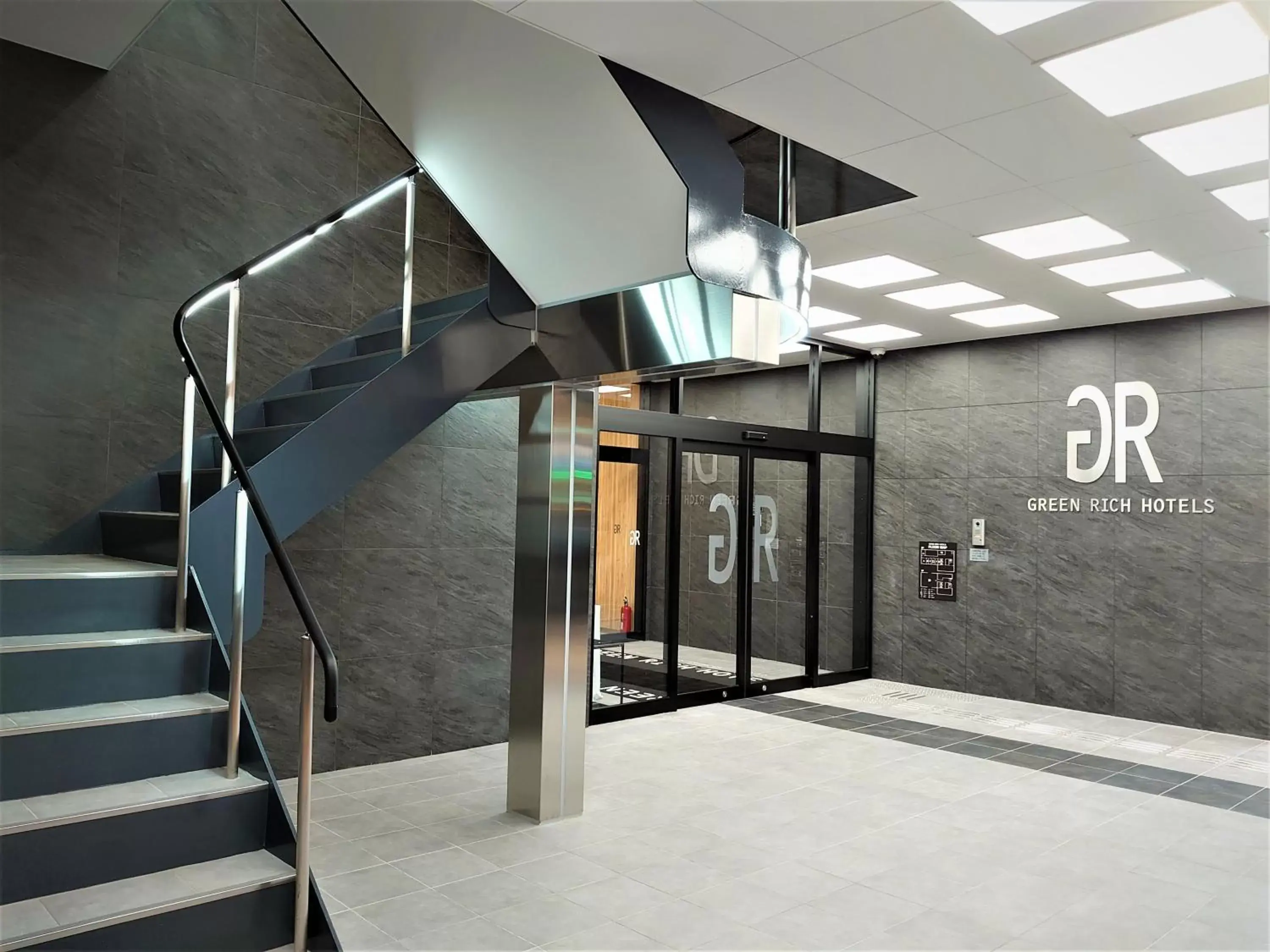 Facade/entrance in Green Rich Hotel Yonago Ekimae (Artificial hot spring Futamata Yunohana) Facade/entrance in Green Rich Hotel Yonago Ekimae (Artificial hot spring Futamata Yunohana)