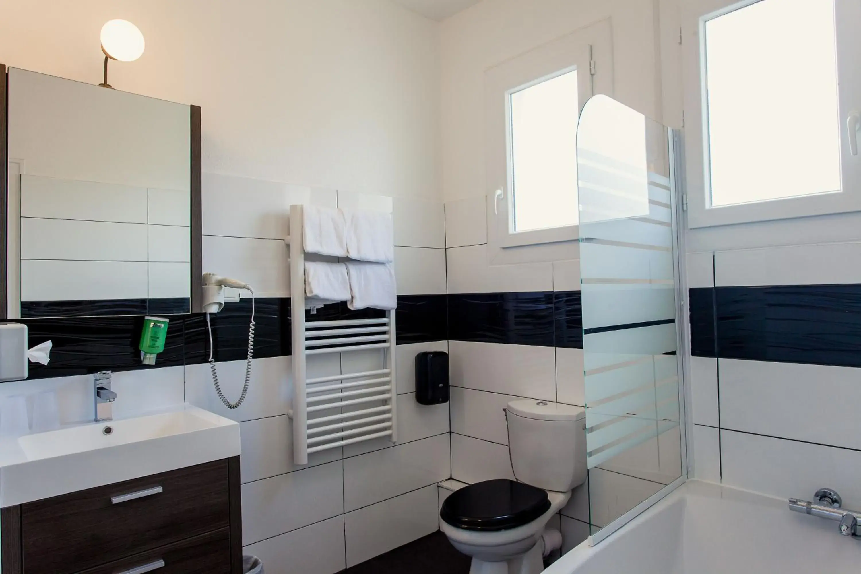 Toilet, Bathroom in The Originals City, Hotel de l'Europe, Saint-Nazaire