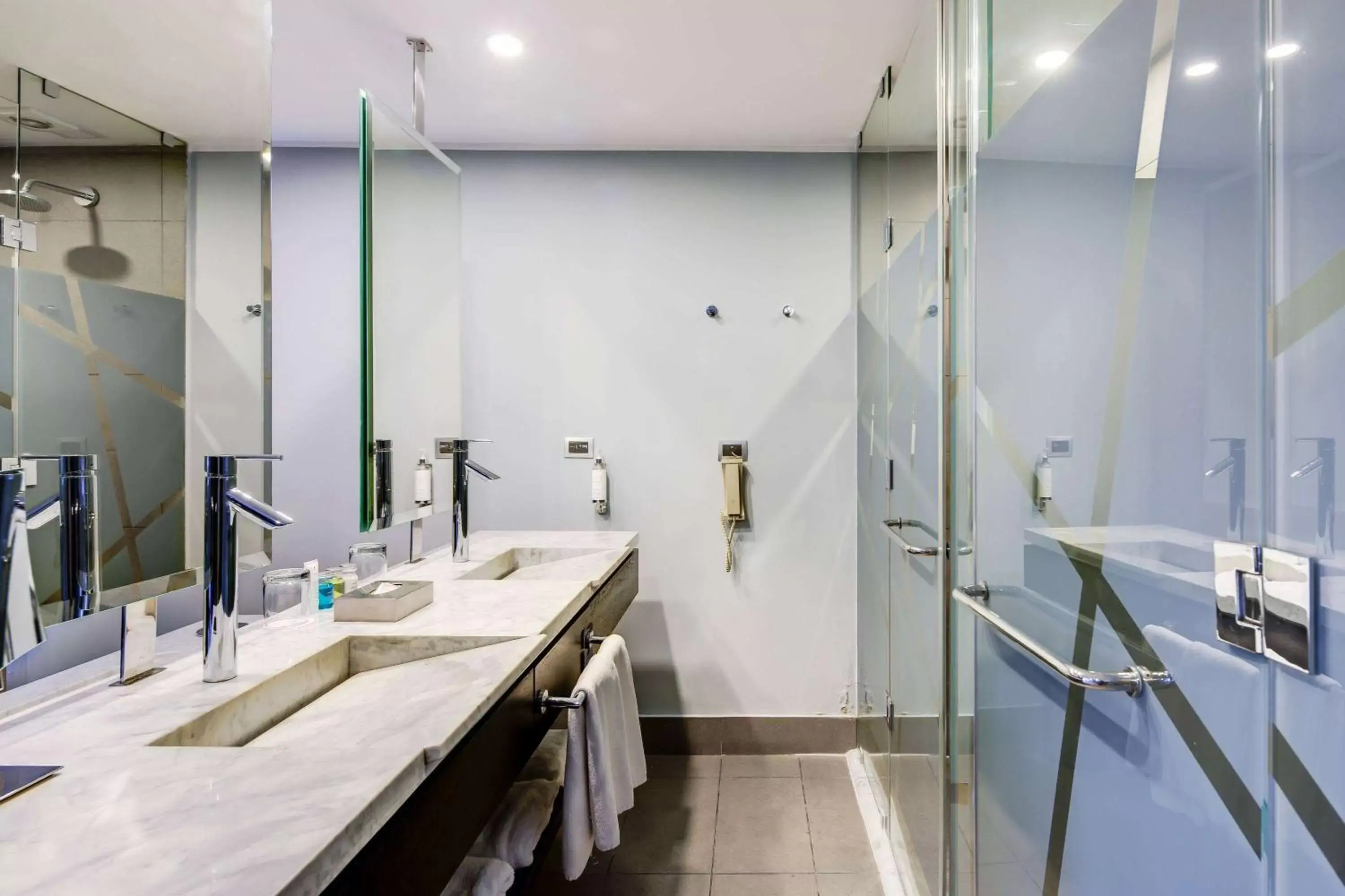 TV and multimedia, Bathroom in Wyndham Santiago Pettra