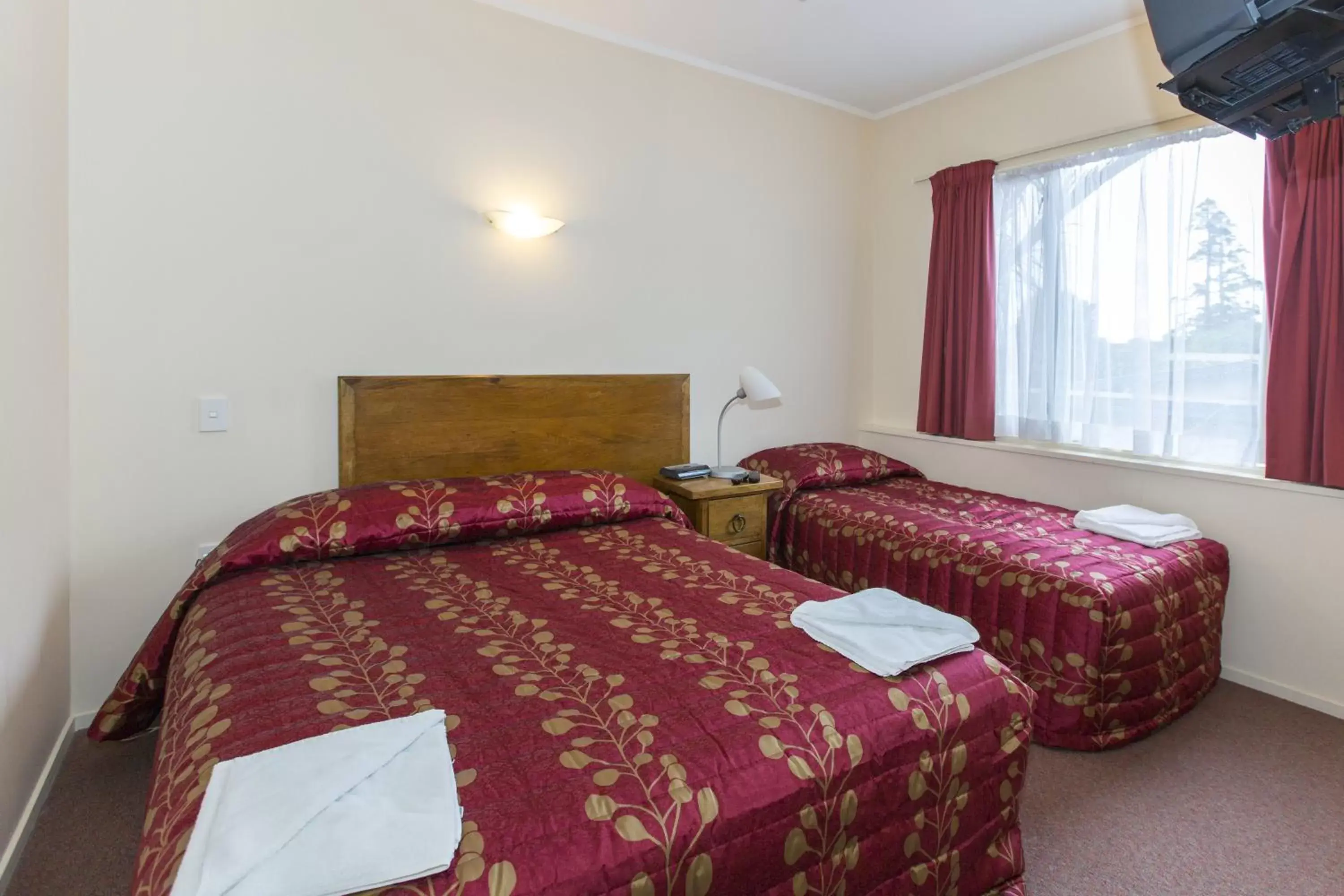 Bedroom, Bed in Fernhill Motor Lodge