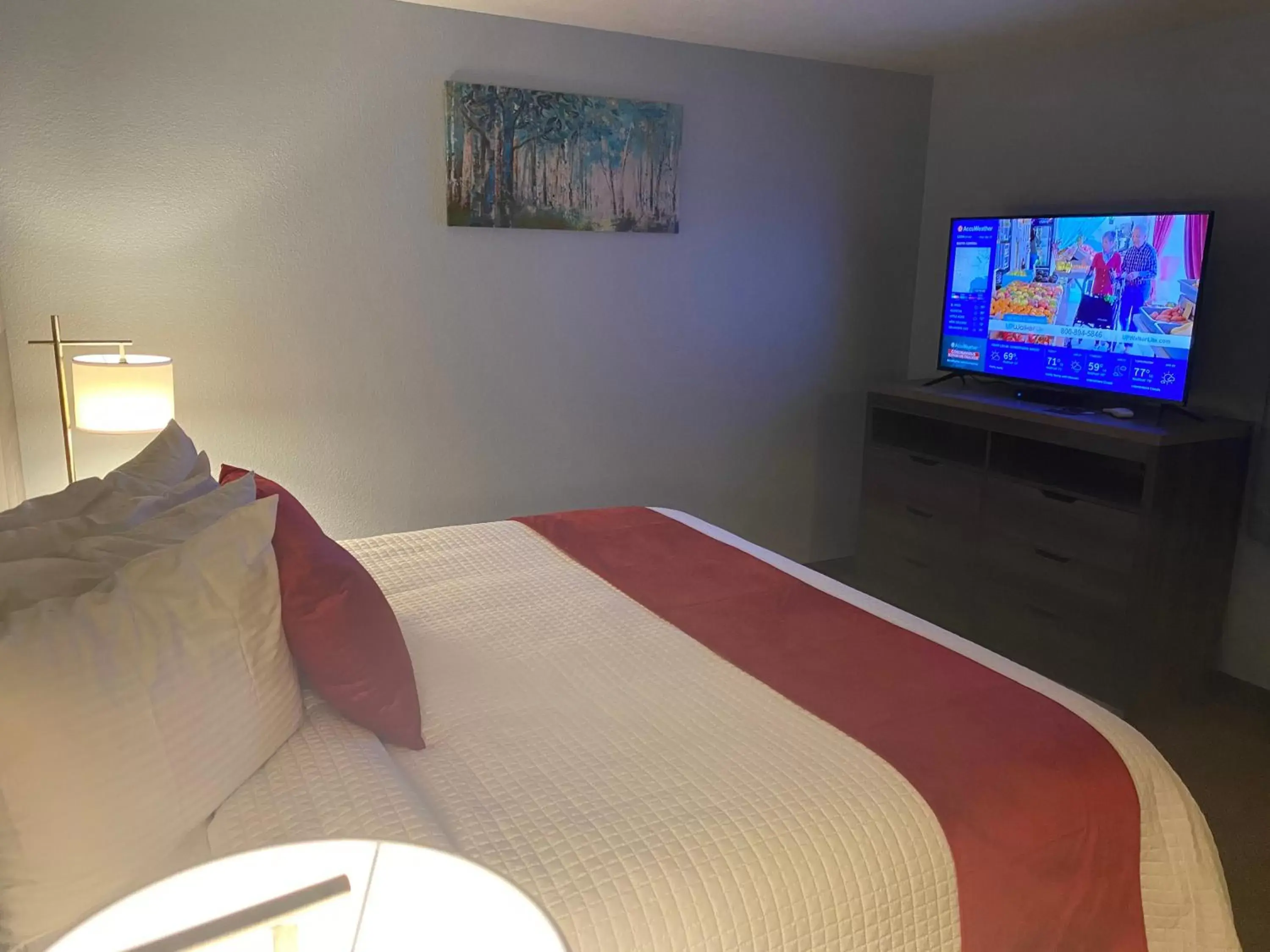 TV and multimedia, Bed in Garnett Hotel & RV Park