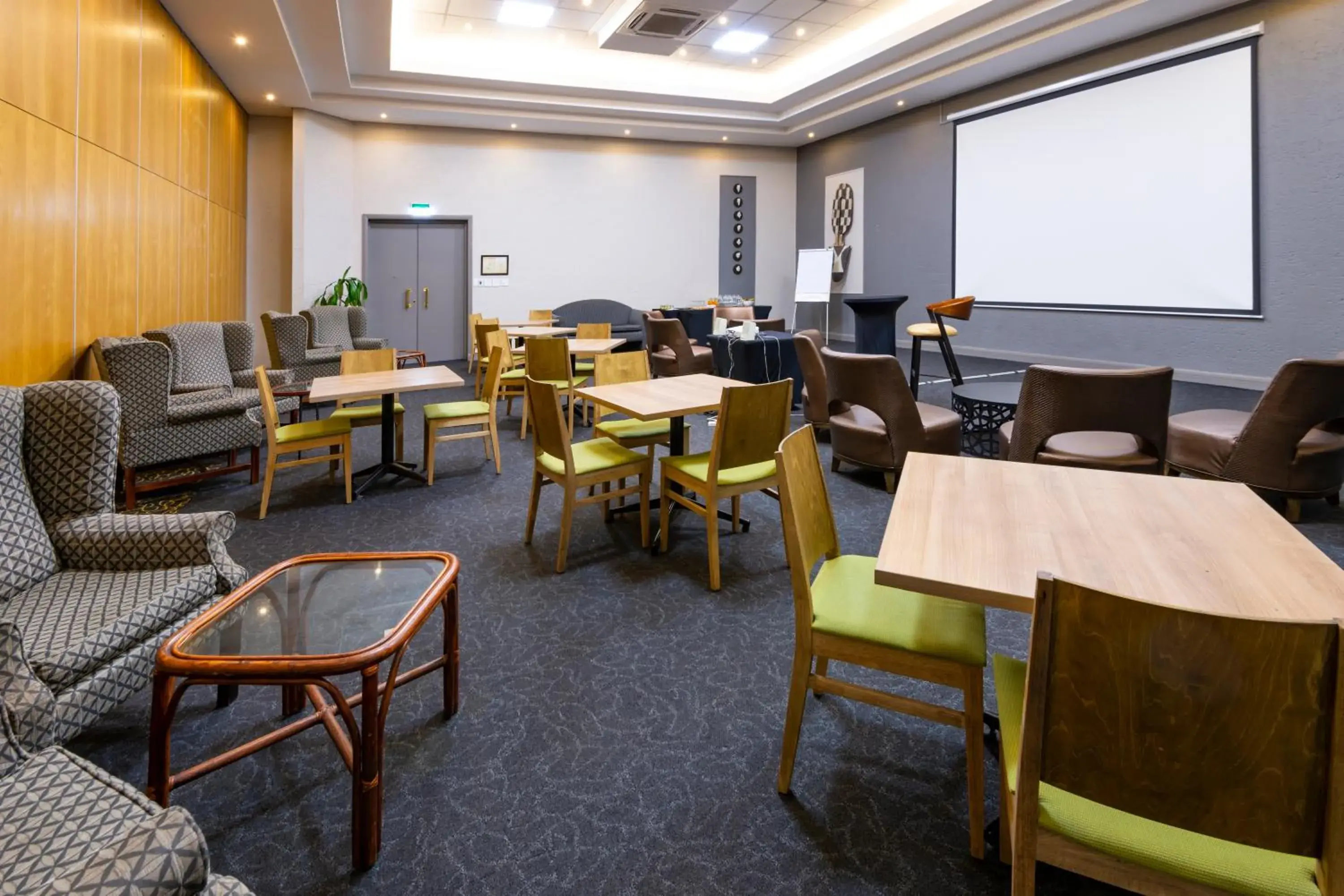 Meeting/conference room, Restaurant/Places to Eat in aha Kopanong Hotel & Conference Centre