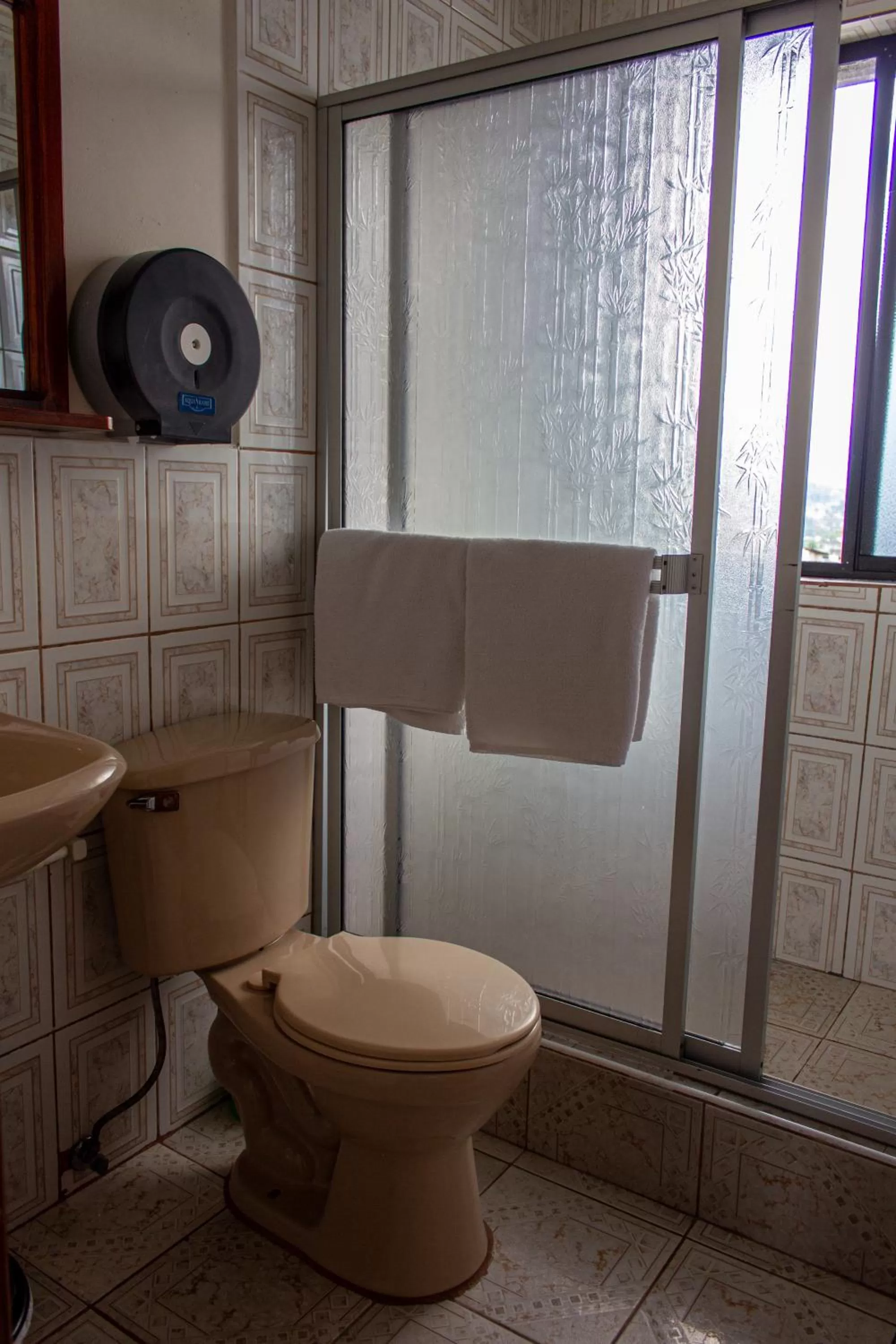 Bathroom in Hostal Limoncocha