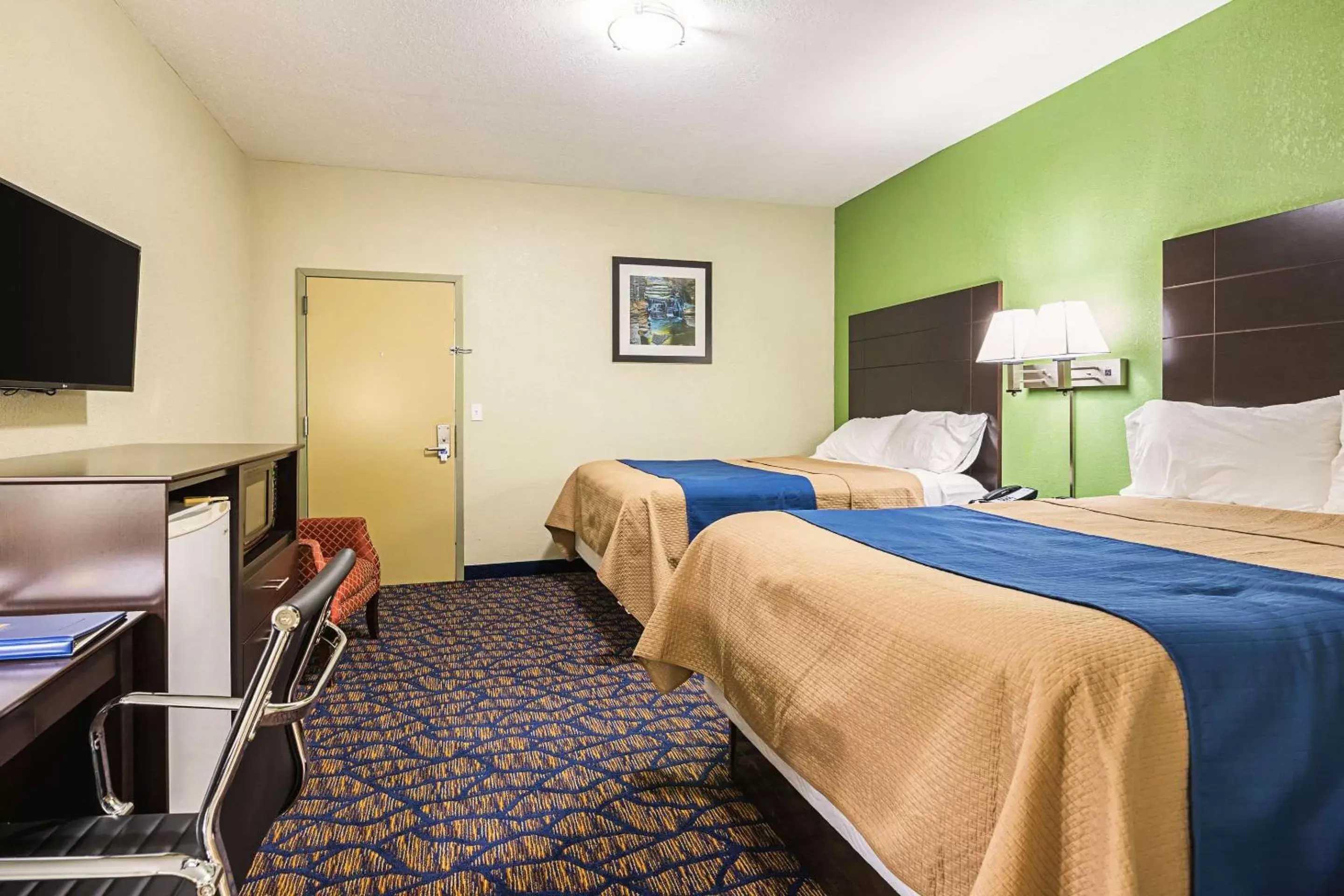 Photo of the whole room, Bed in Rodeway Inn and Suites Ithaca