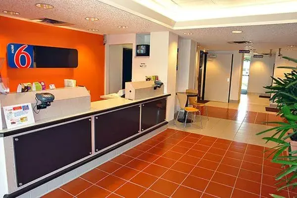 Lobby or reception, Lobby/Reception in Motel 6-Irving, TX - DFW Airport North