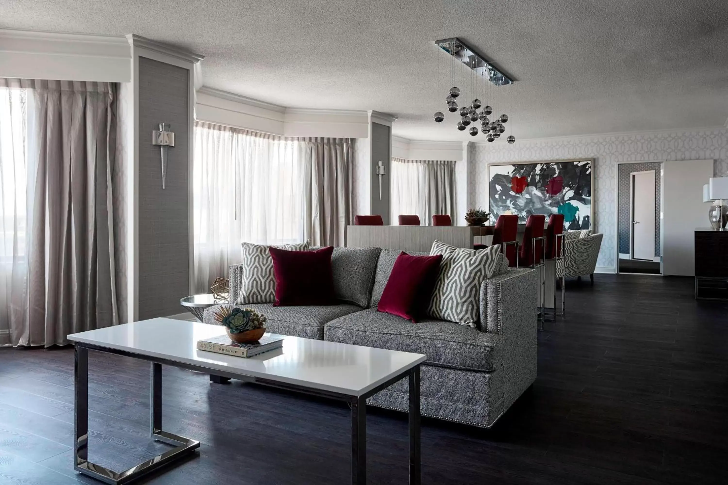 Living room, Seating Area in Crystal Gateway Marriott