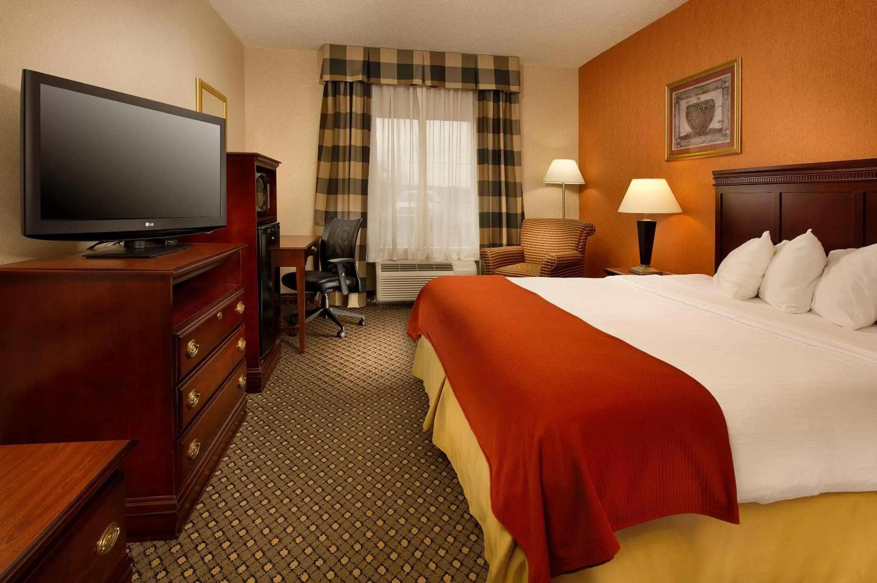 Photo of the whole room, Bed in Holiday Inn Express & Suites by IHG Chambersburg, an IHG Hotel