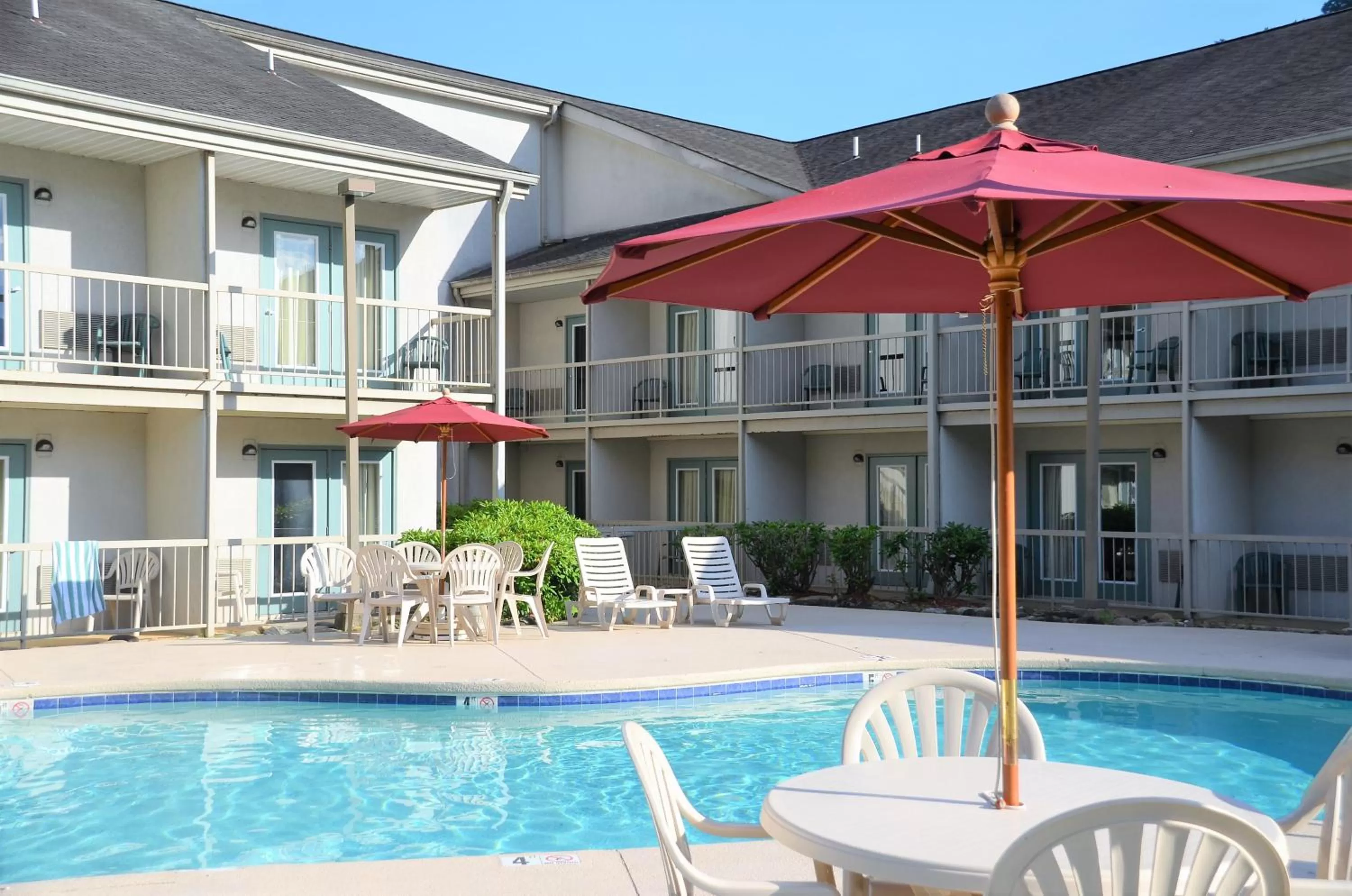 Swimming pool in Quality Inn Cherokee Riverside