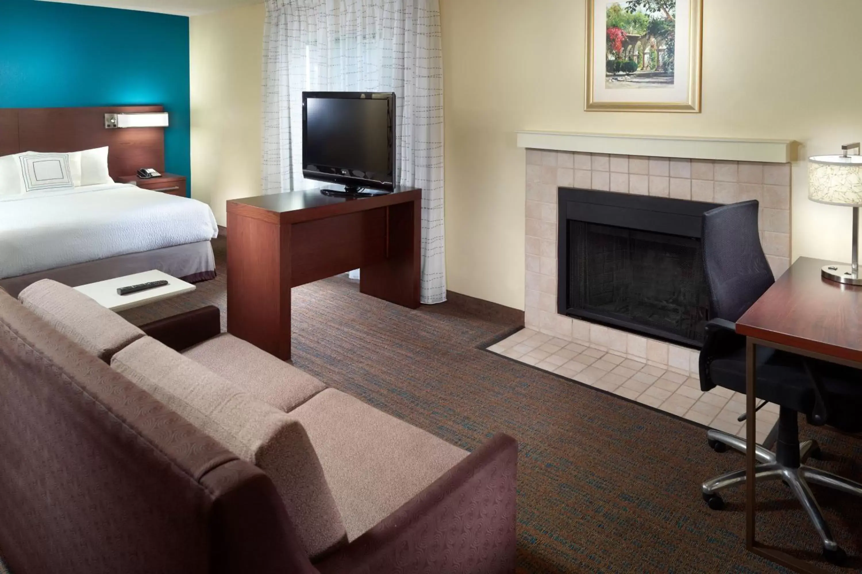 Photo of the whole room, TV/Entertainment Center in Residence Inn by Marriott Nashville Airport