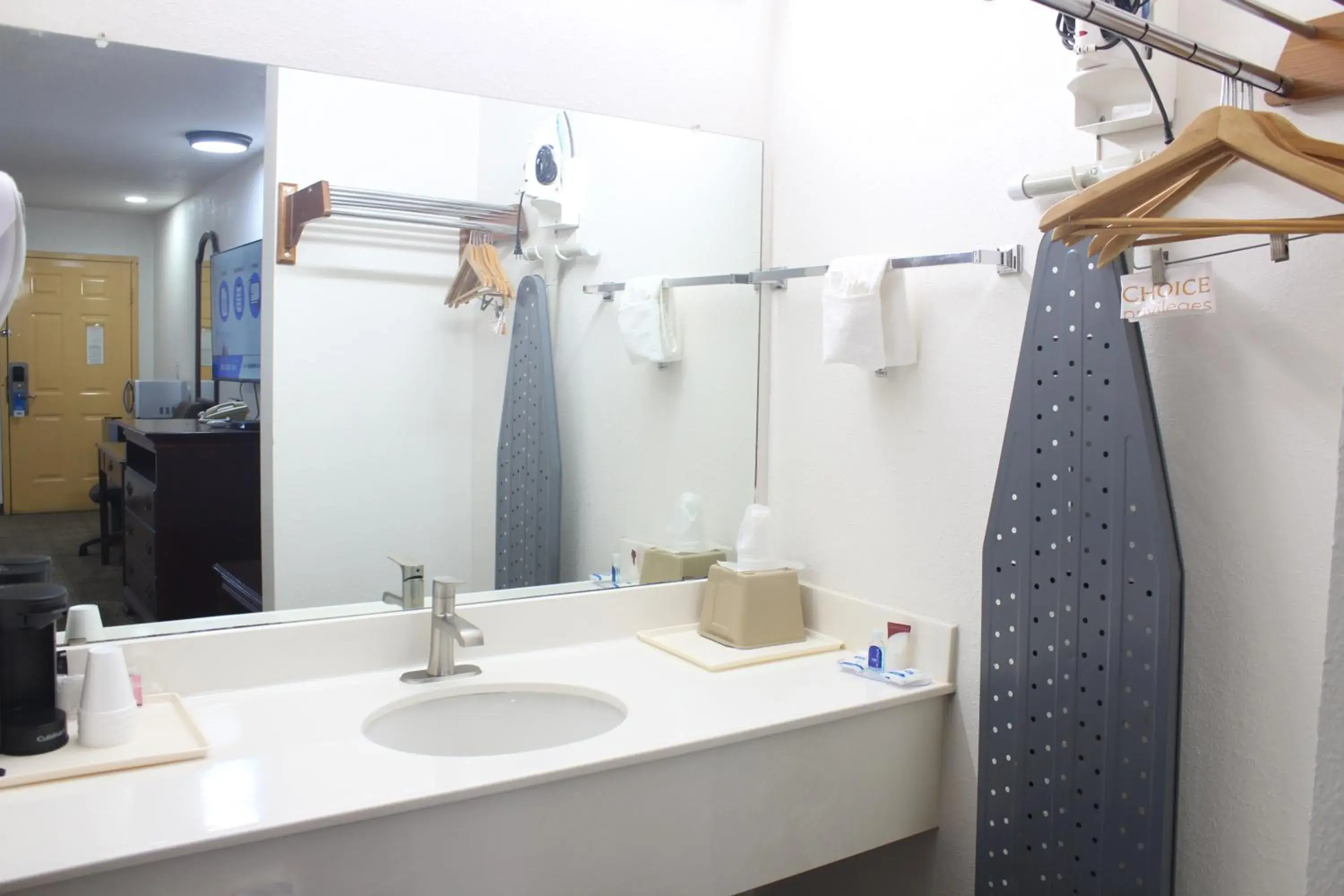 towels, Bathroom in Rodeway Inn Tucumcari