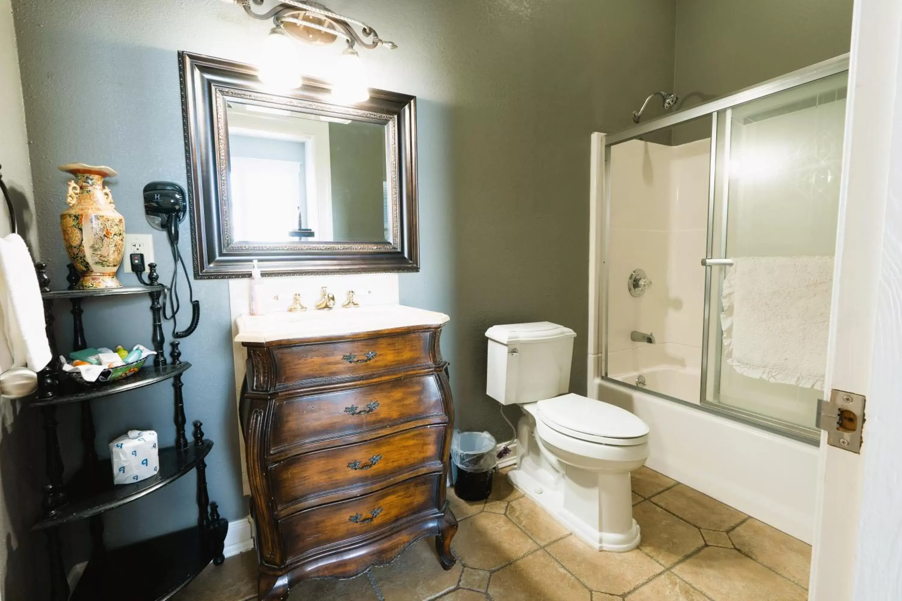 Bathroom in Oak Park Inn