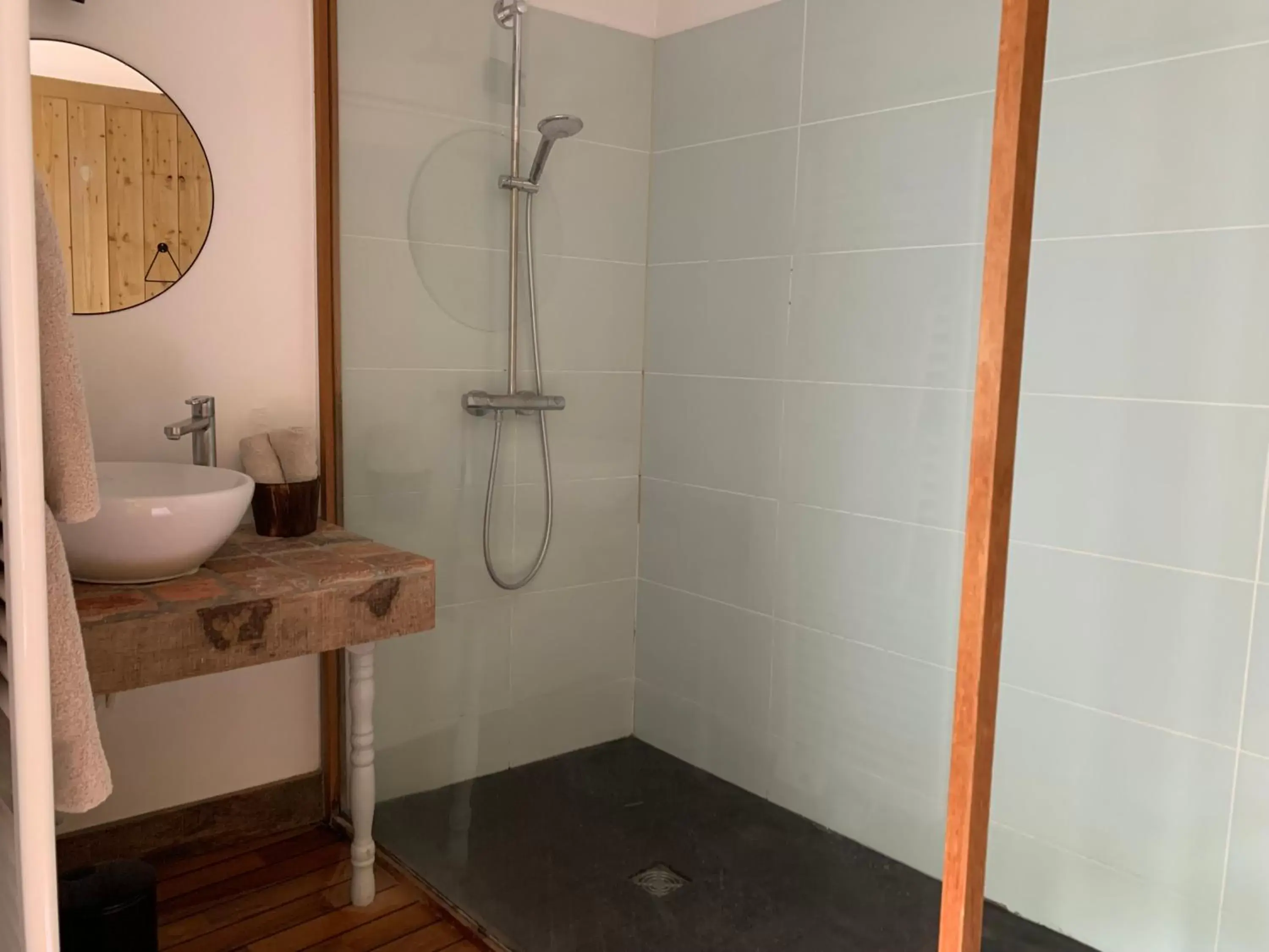 Shower, Bathroom in L'Ecole des Demoiselles