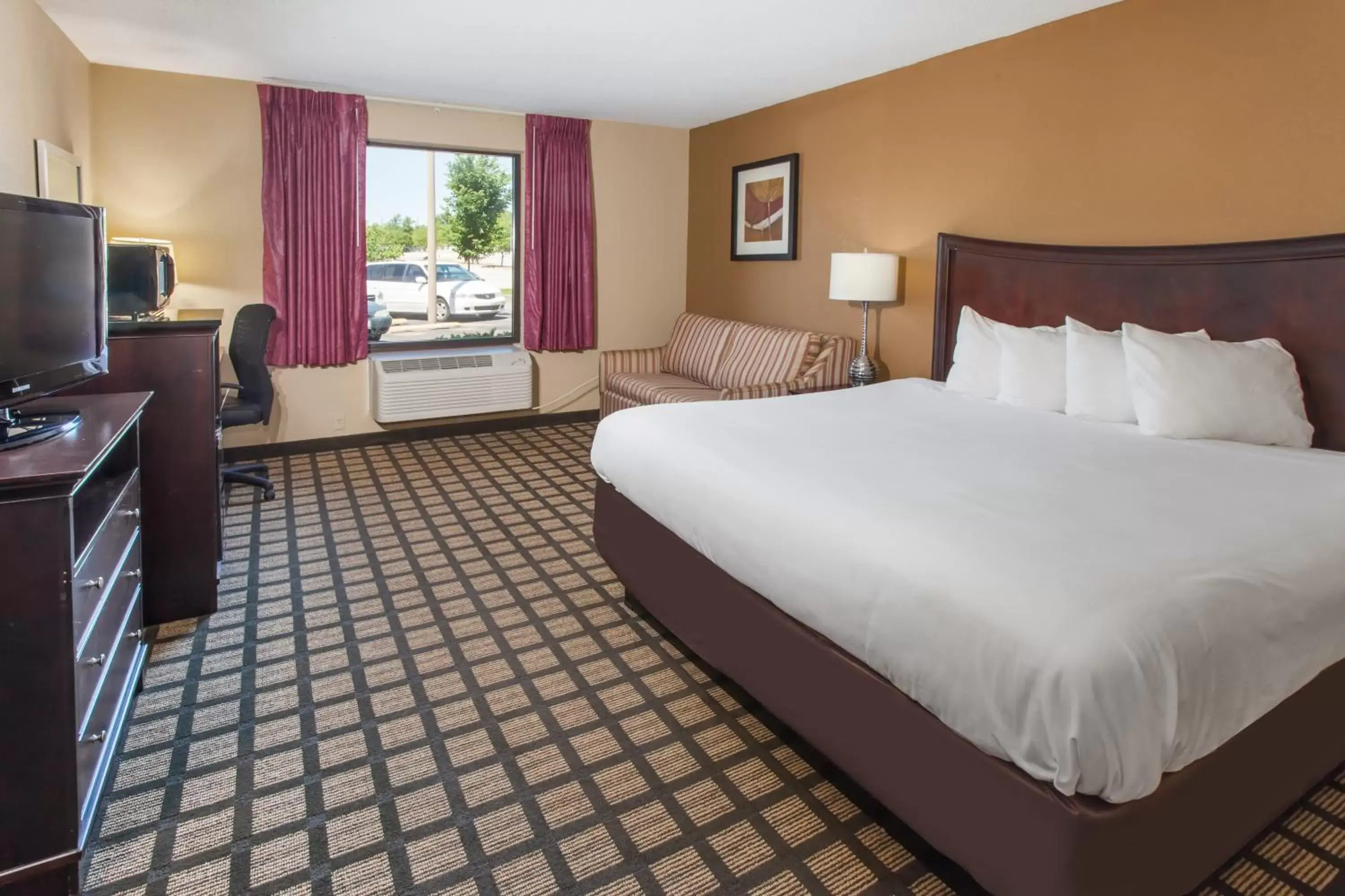 Bed in Rodeway Inn Bloomington - Normal near I-55 and University