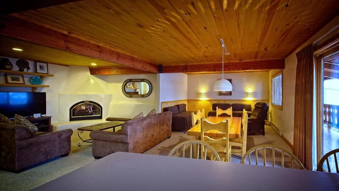 Dining Area in Sitzmark Sports Lodge