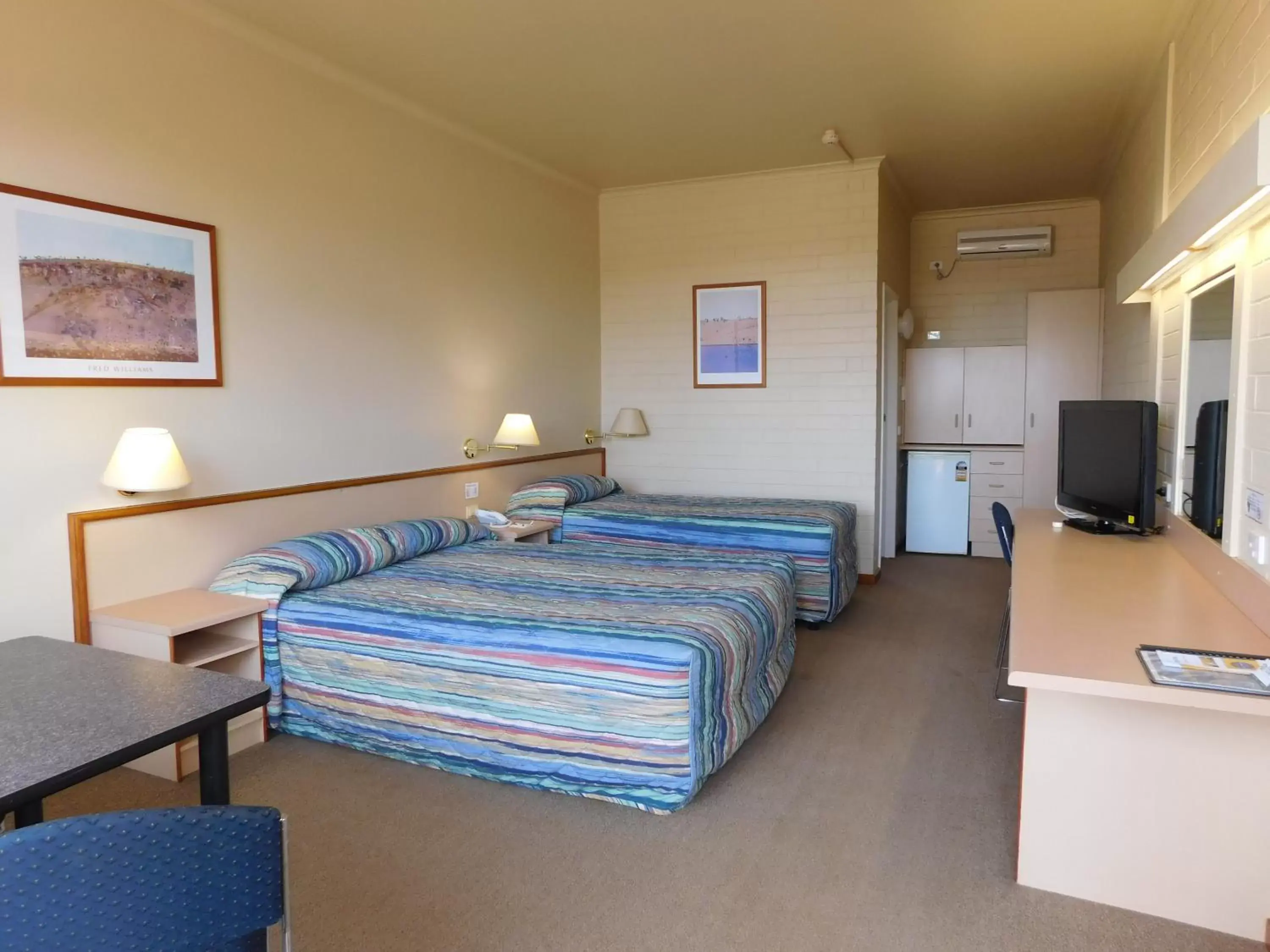Photo of the whole room, Bed in Opal Inn Hotel, Motel, Caravan Park