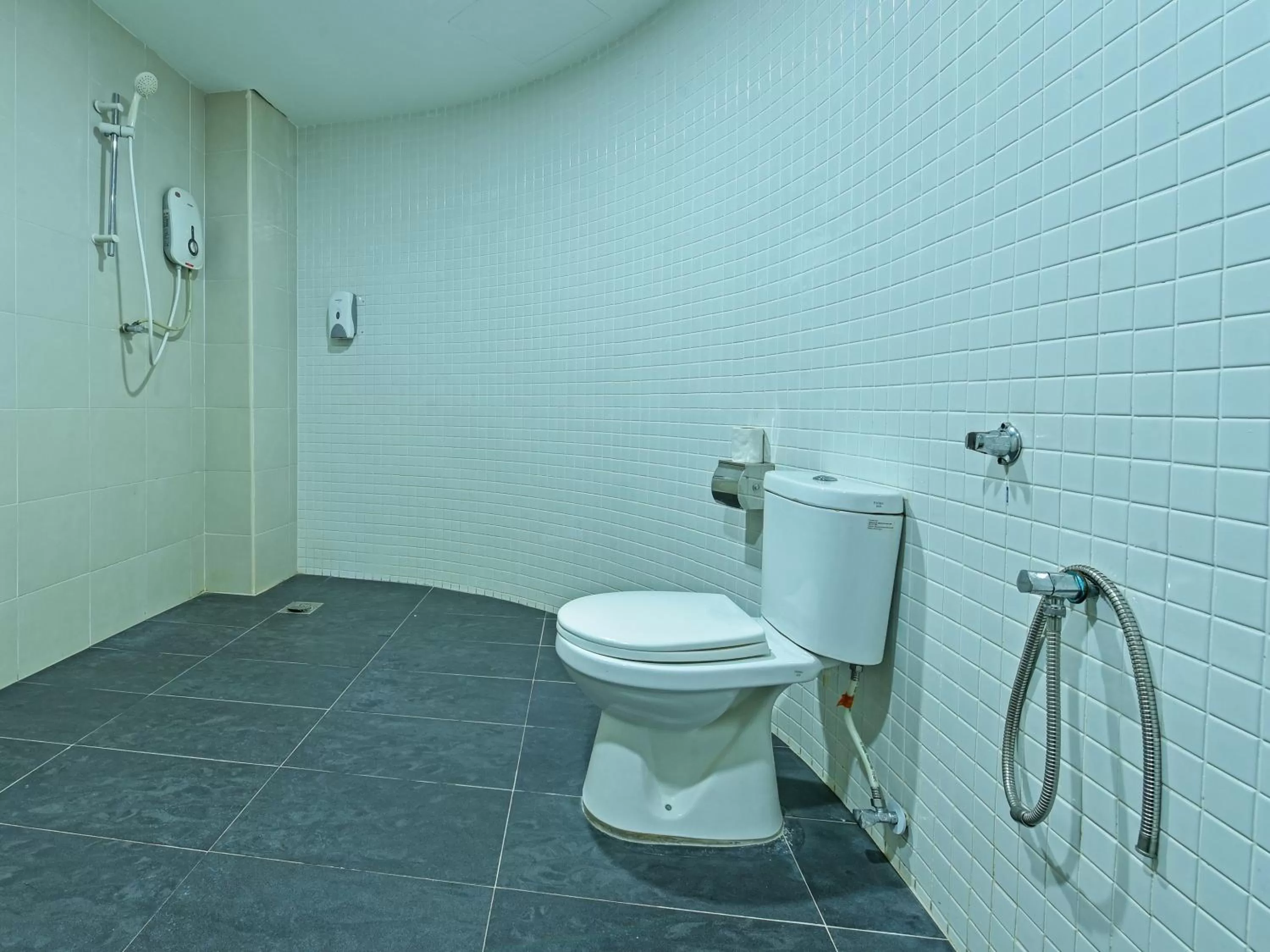 Bathroom in Super OYO Capital O 90545 Ho Hotel